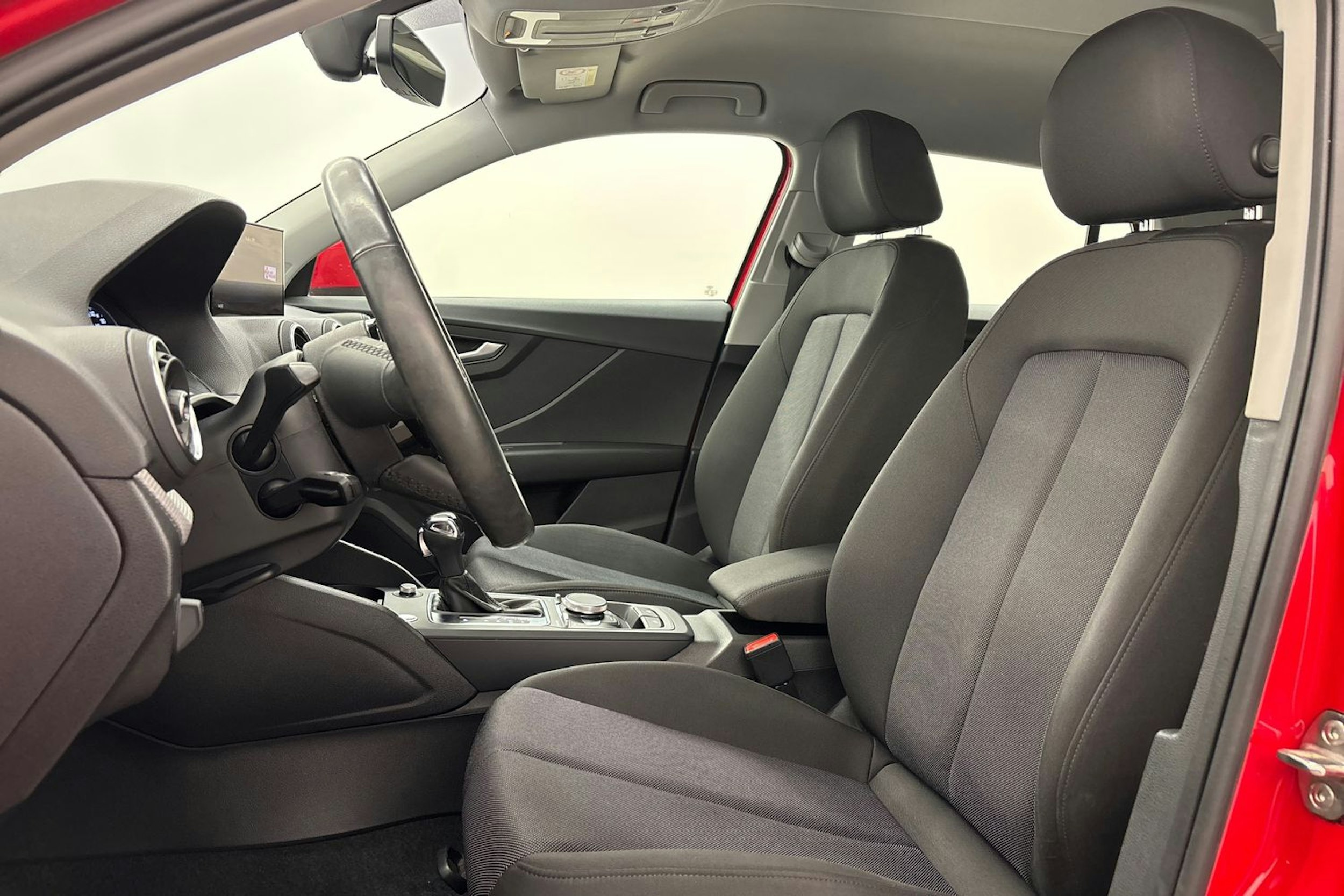 punainen Audi Q2 2021 kuva 11.