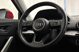 punainen Audi Q2 2021 kuva 12.
