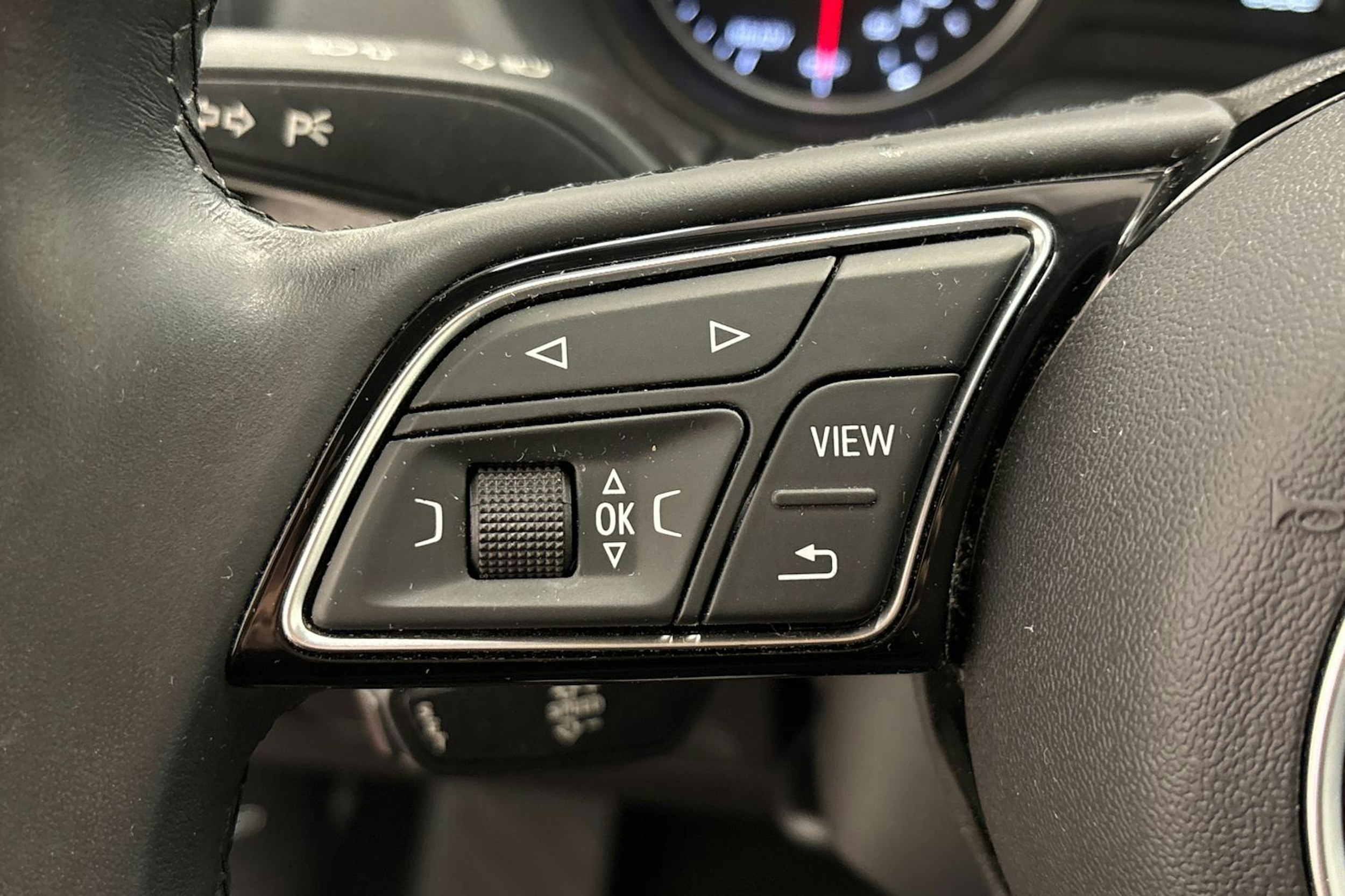 punainen Audi Q2 2021 kuva 13.