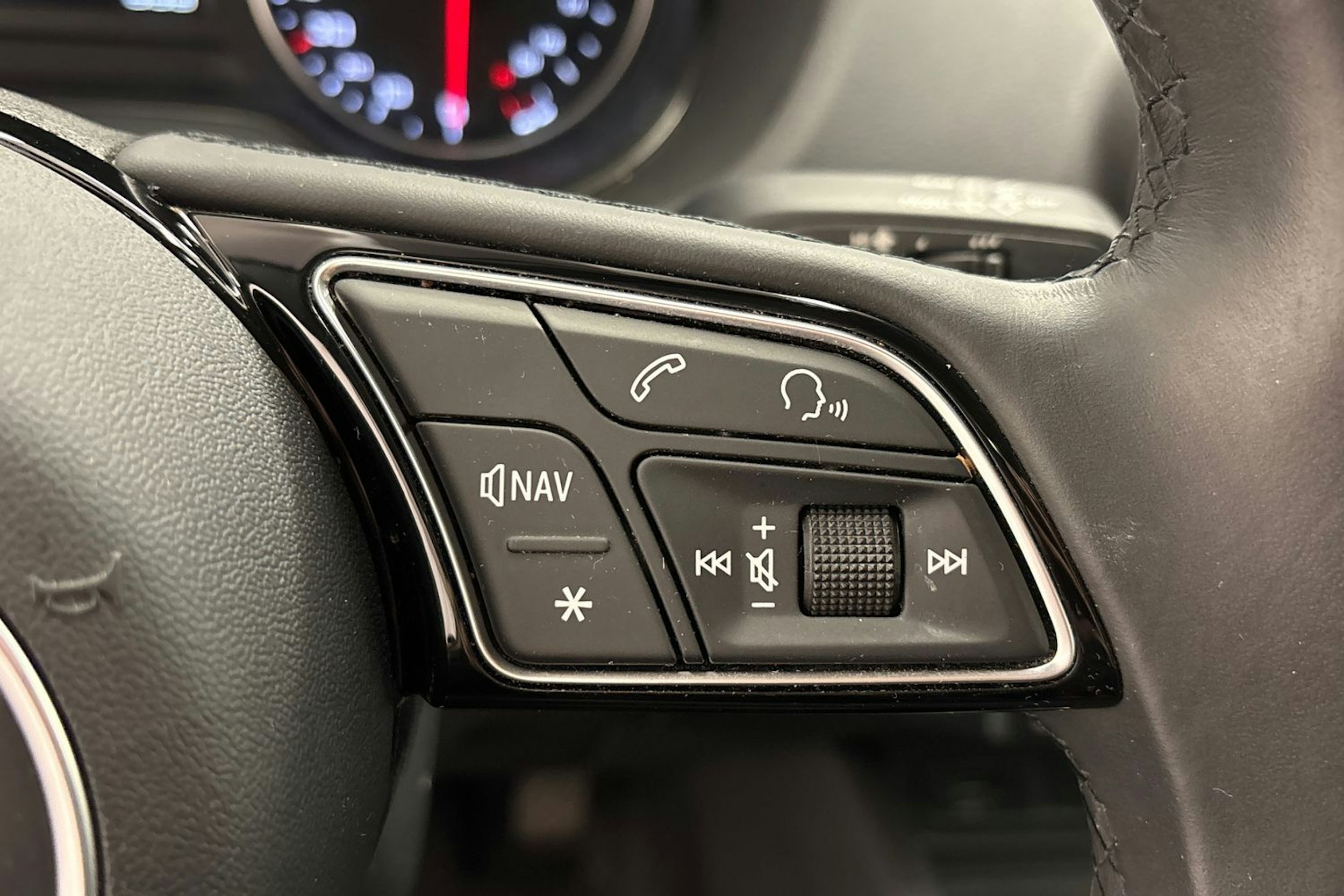 punainen Audi Q2 2021 kuva 14.