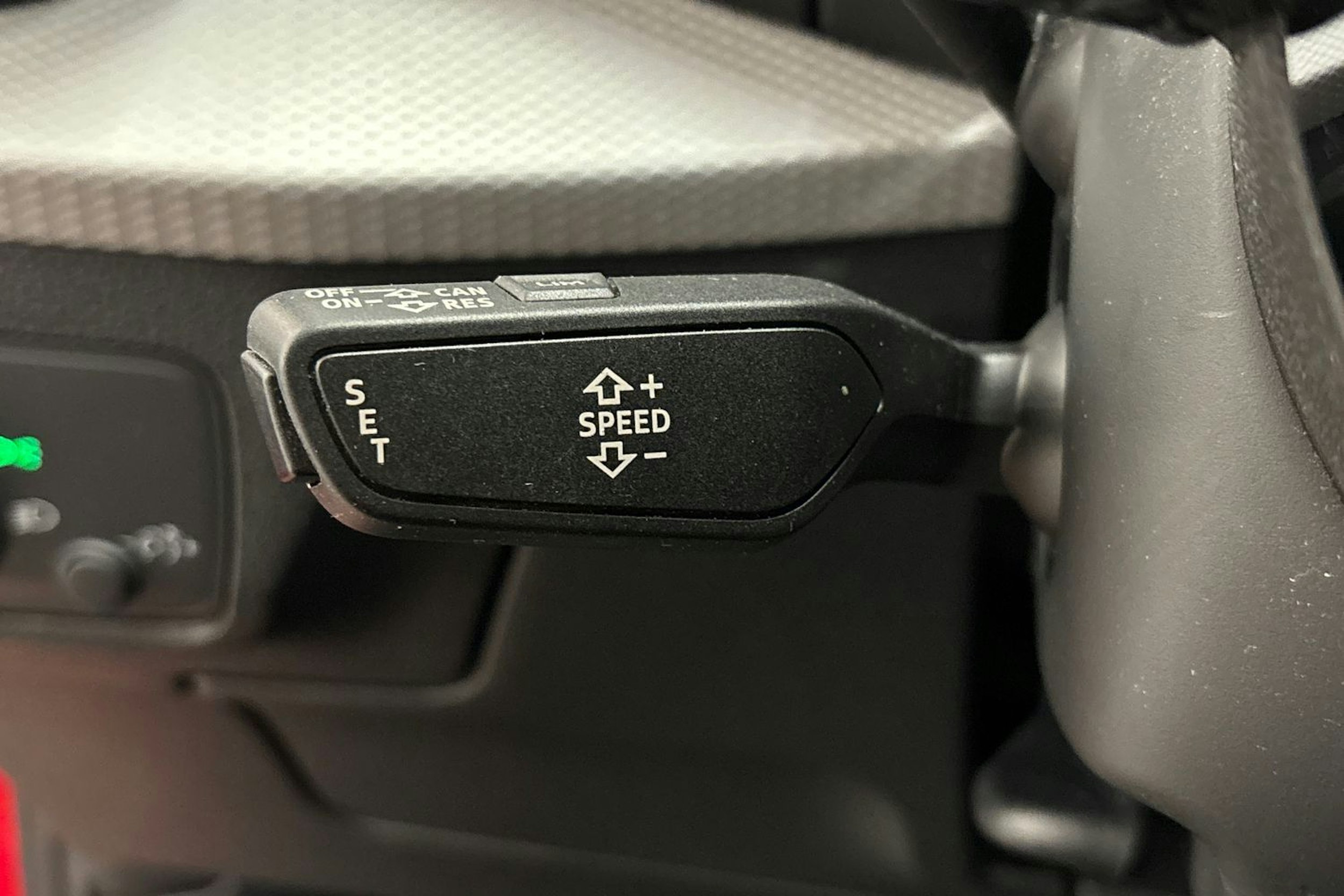 punainen Audi Q2 2021 kuva 15.