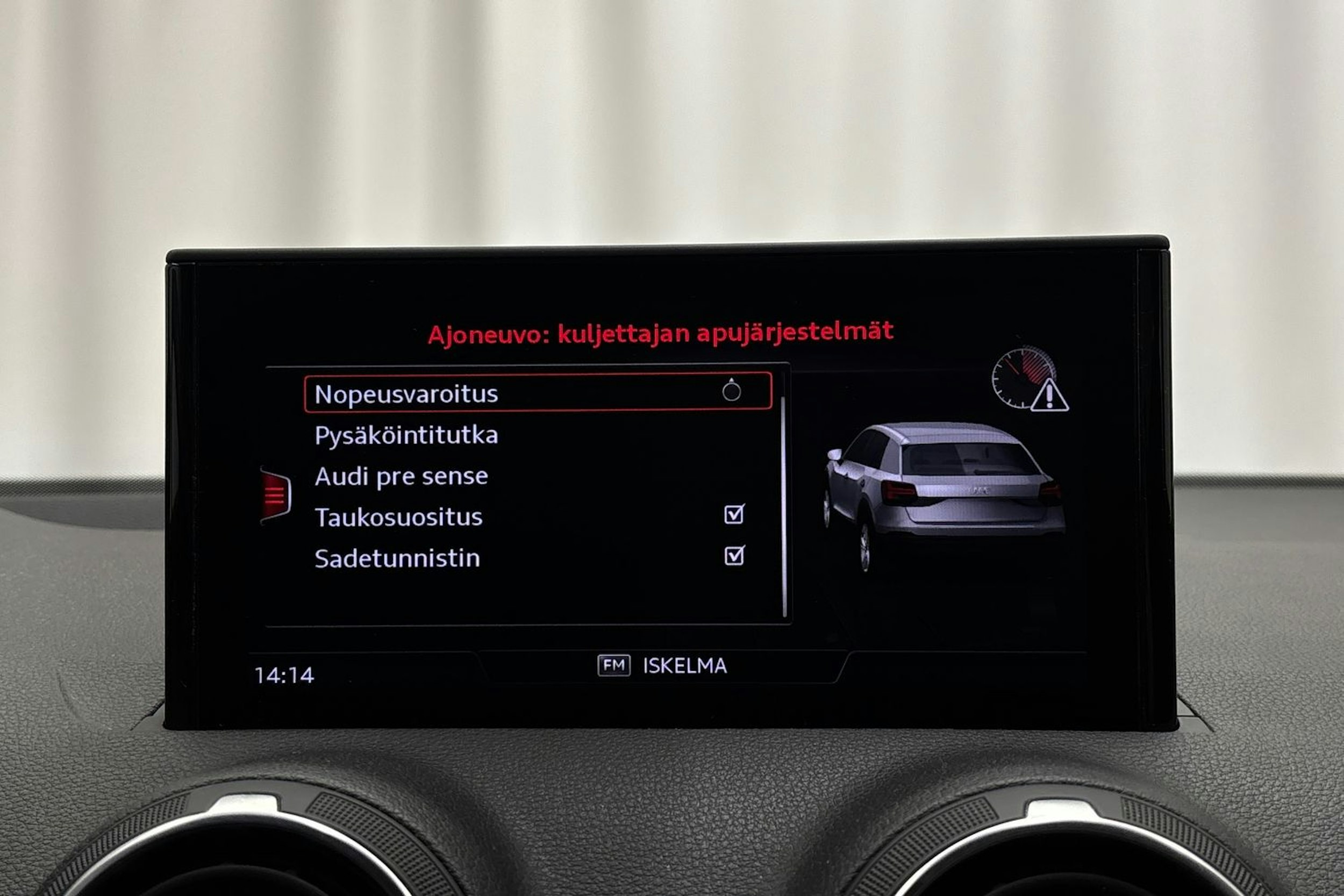 punainen Audi Q2 2021 kuva 17.