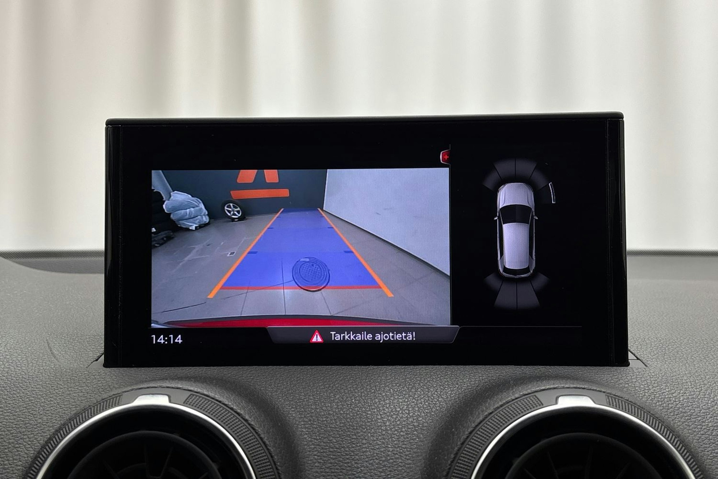 punainen Audi Q2 2021 kuva 19.