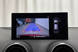 punainen Audi Q2 2021 kuva 19.