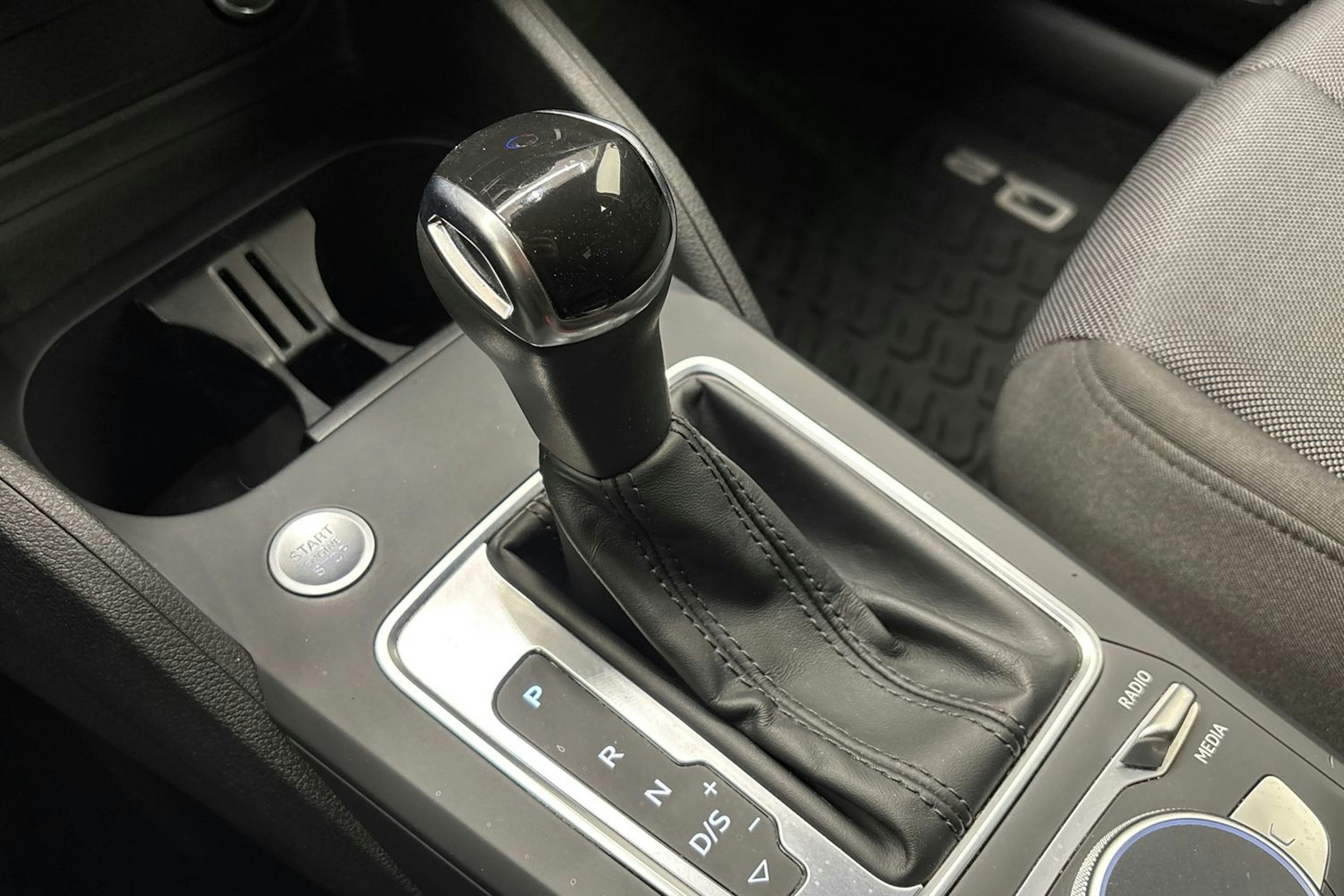 punainen Audi Q2 2021 kuva 20.