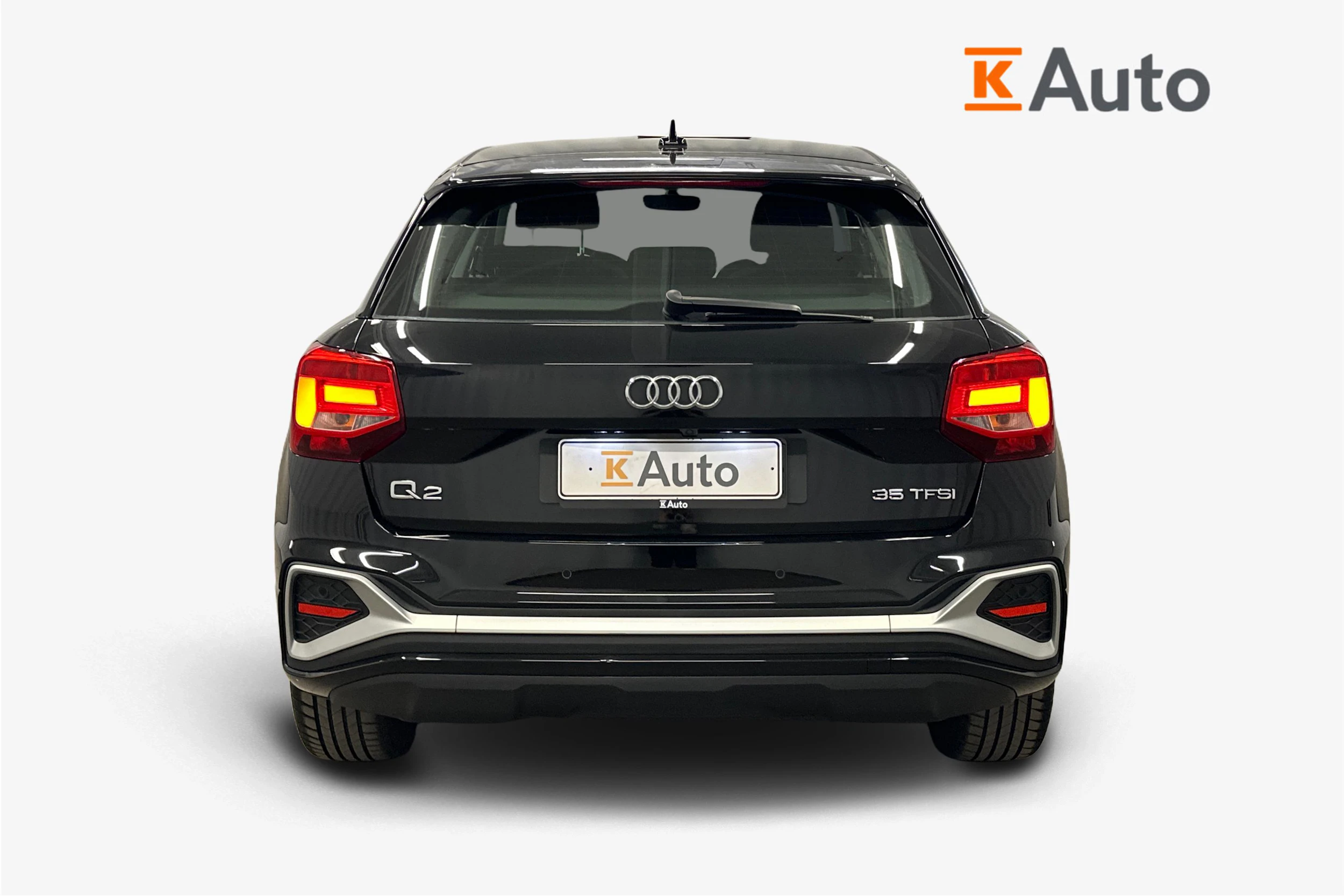 musta Audi Q2 2022 kuva 4.