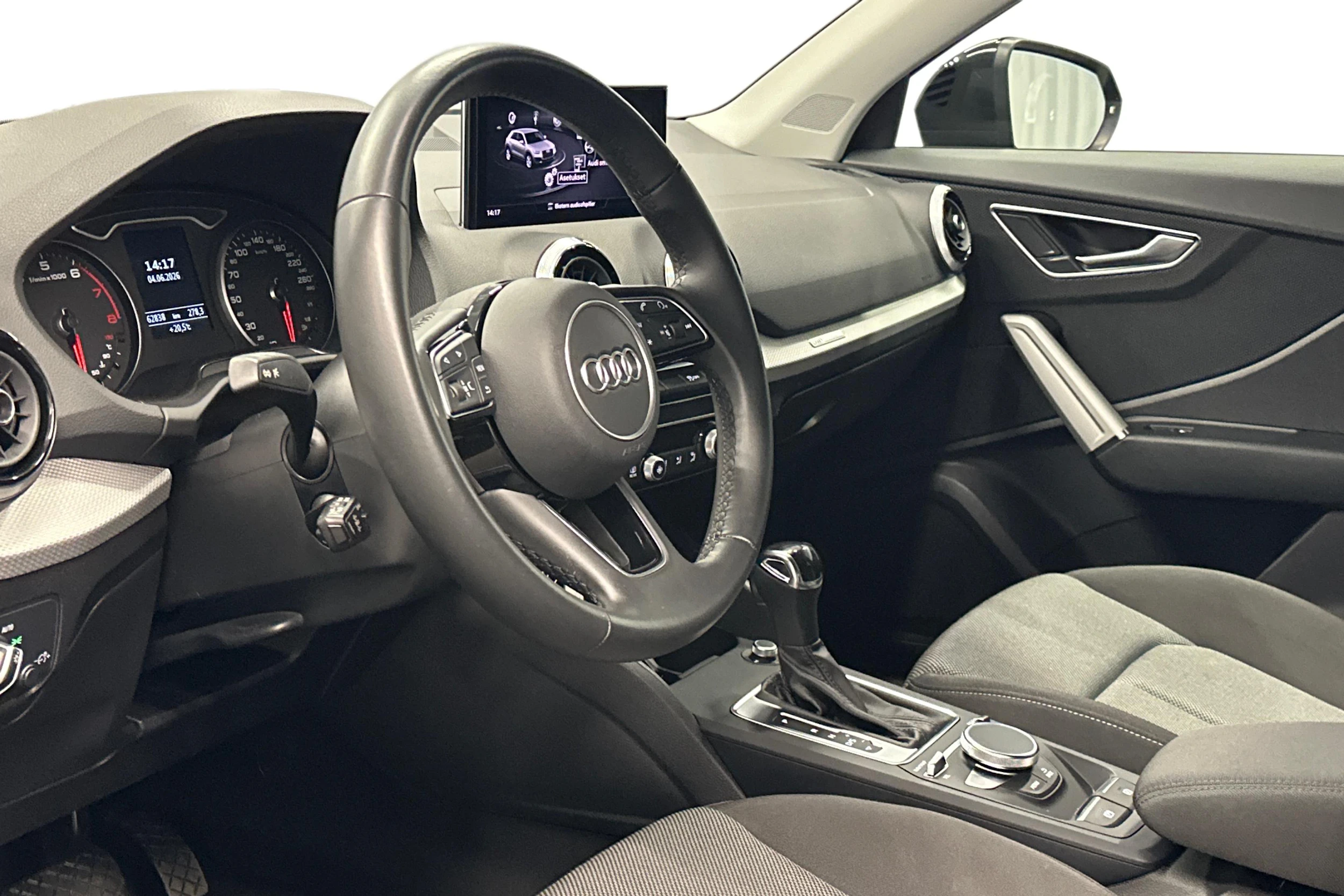 musta Audi Q2 2022 kuva 8.