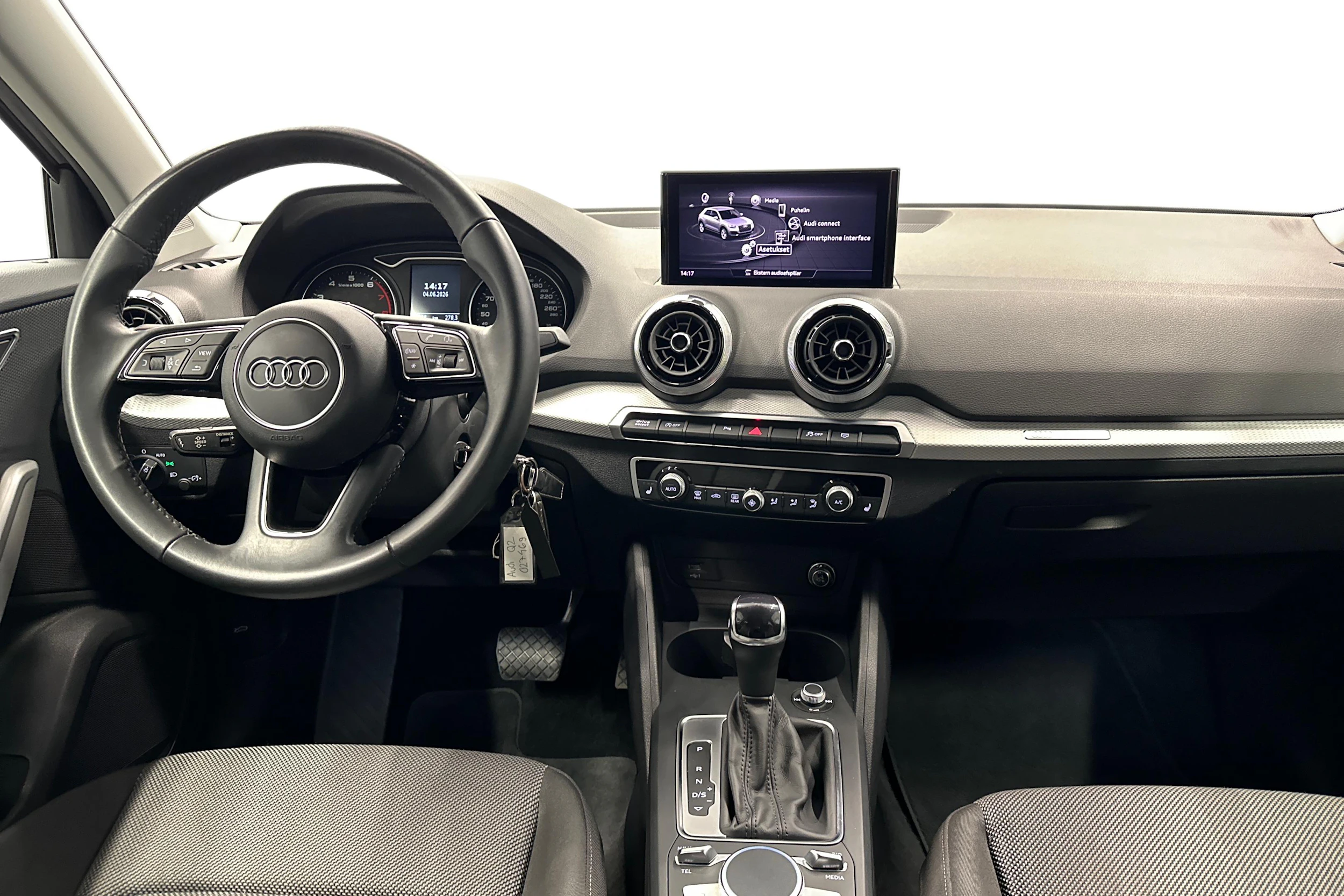 musta Audi Q2 2022 kuva 9.