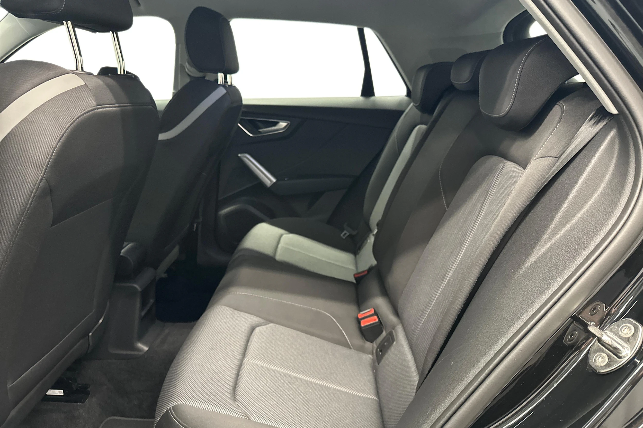 musta Audi Q2 2022 kuva 11.