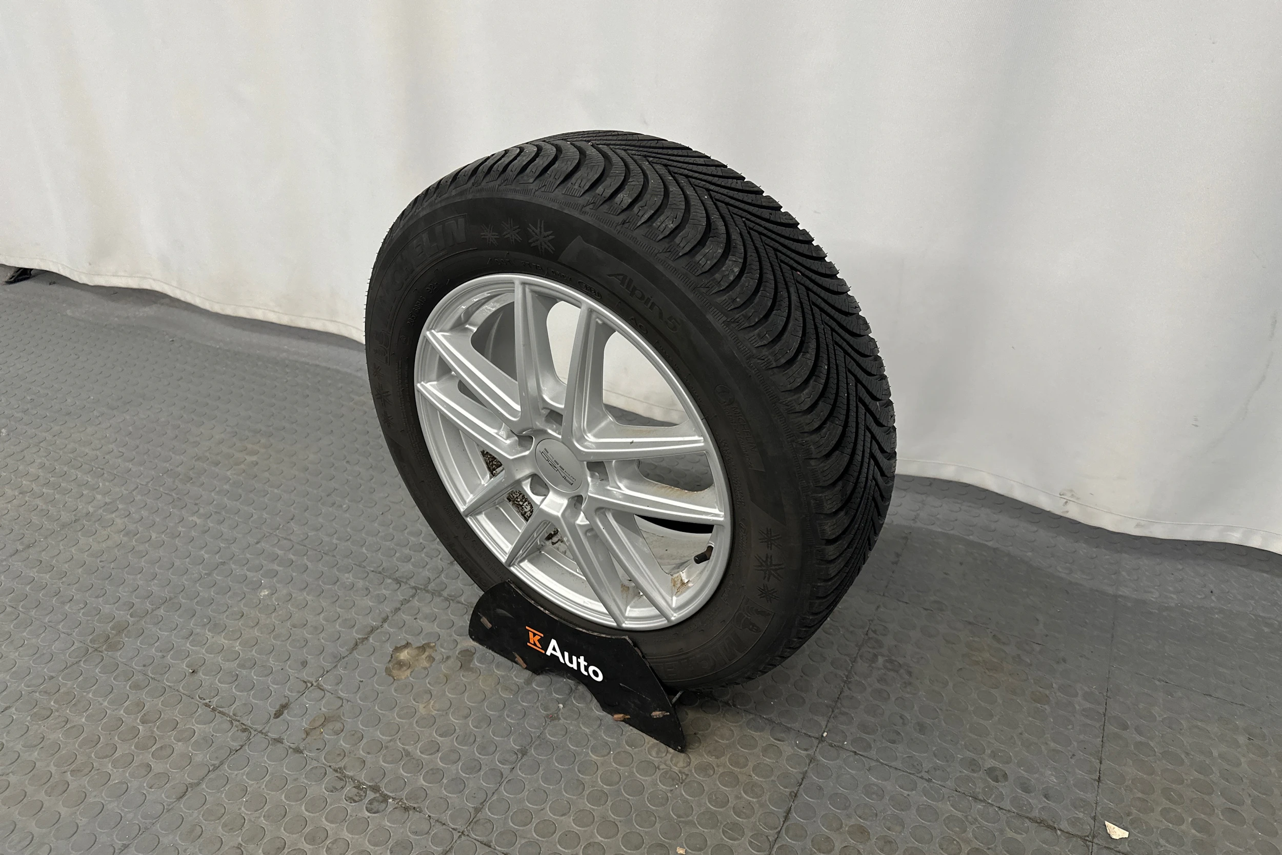 musta Audi Q2 2022 kuva 13.