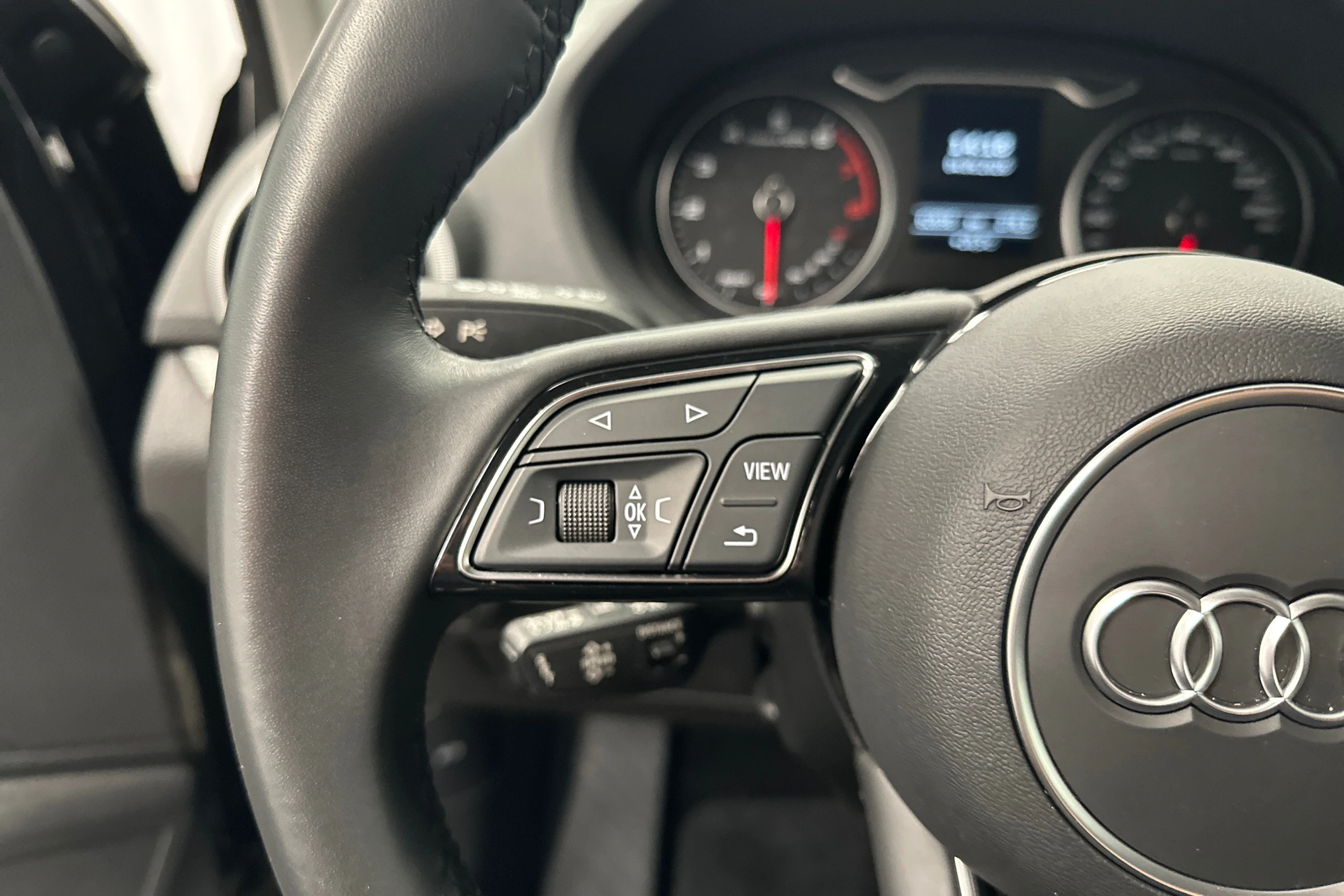 musta Audi Q2 2022 kuva 15.