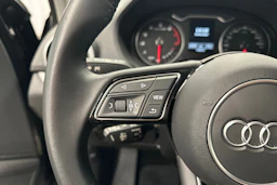 musta Audi Q2 2022 kuva 15.