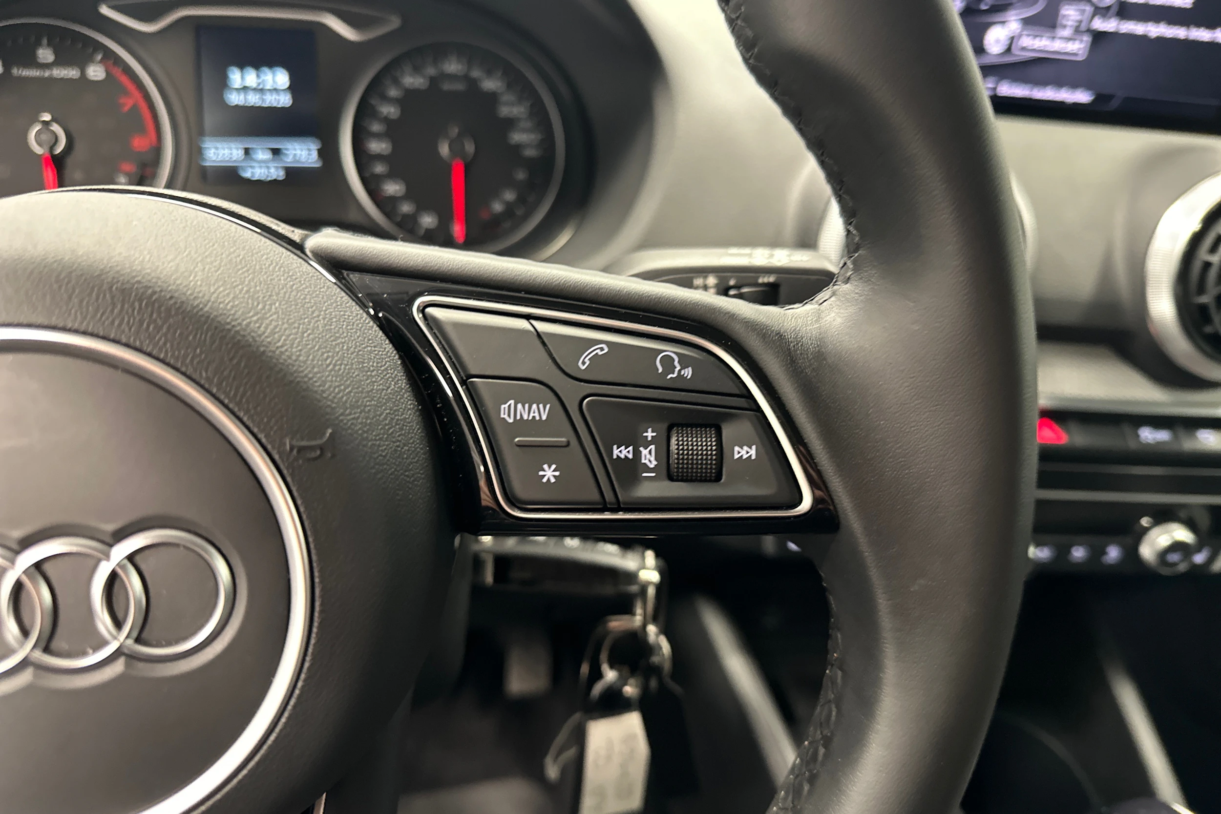 musta Audi Q2 2022 kuva 16.