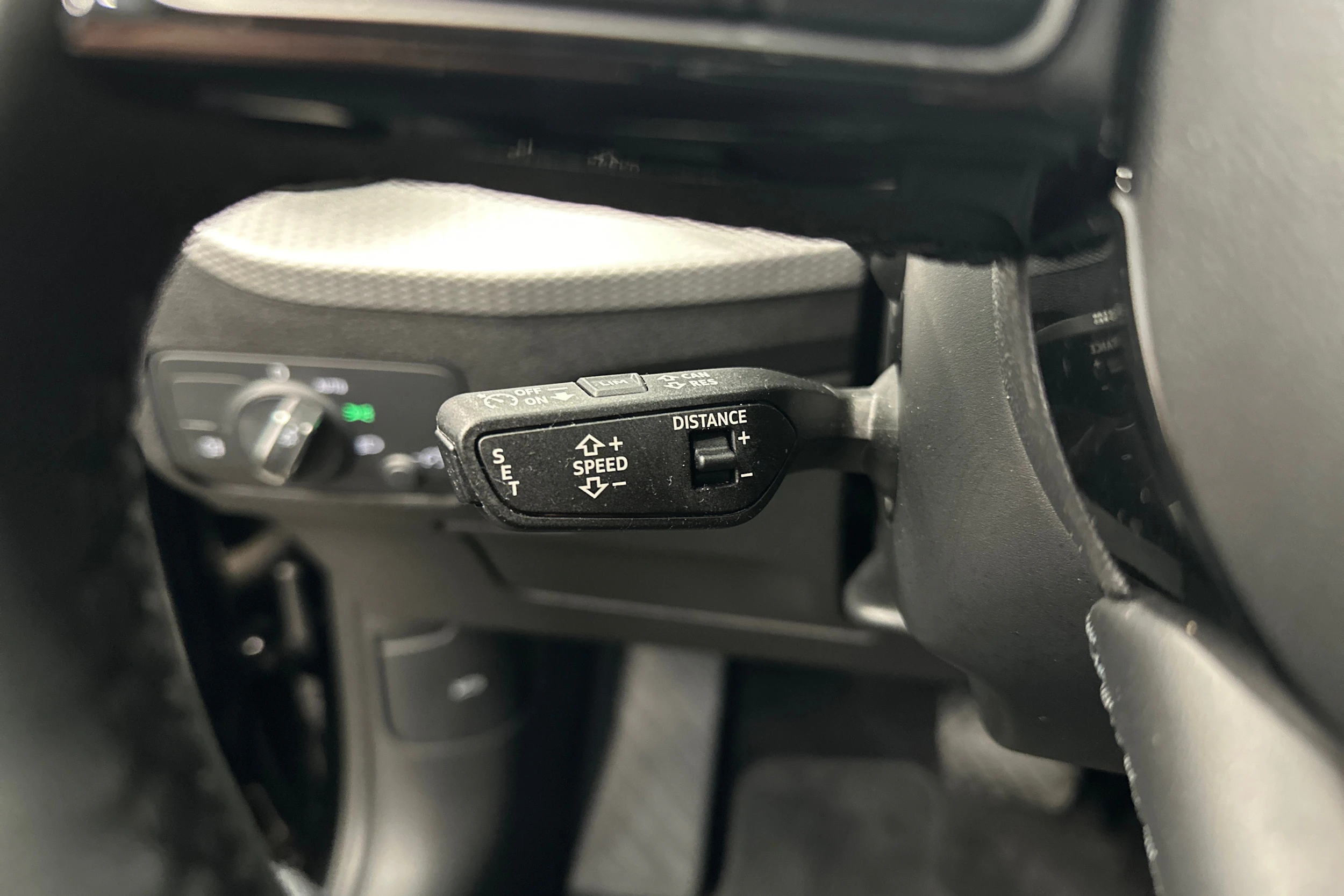 musta Audi Q2 2022 kuva 17.