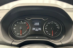 musta Audi Q2 2022 kuva 18.