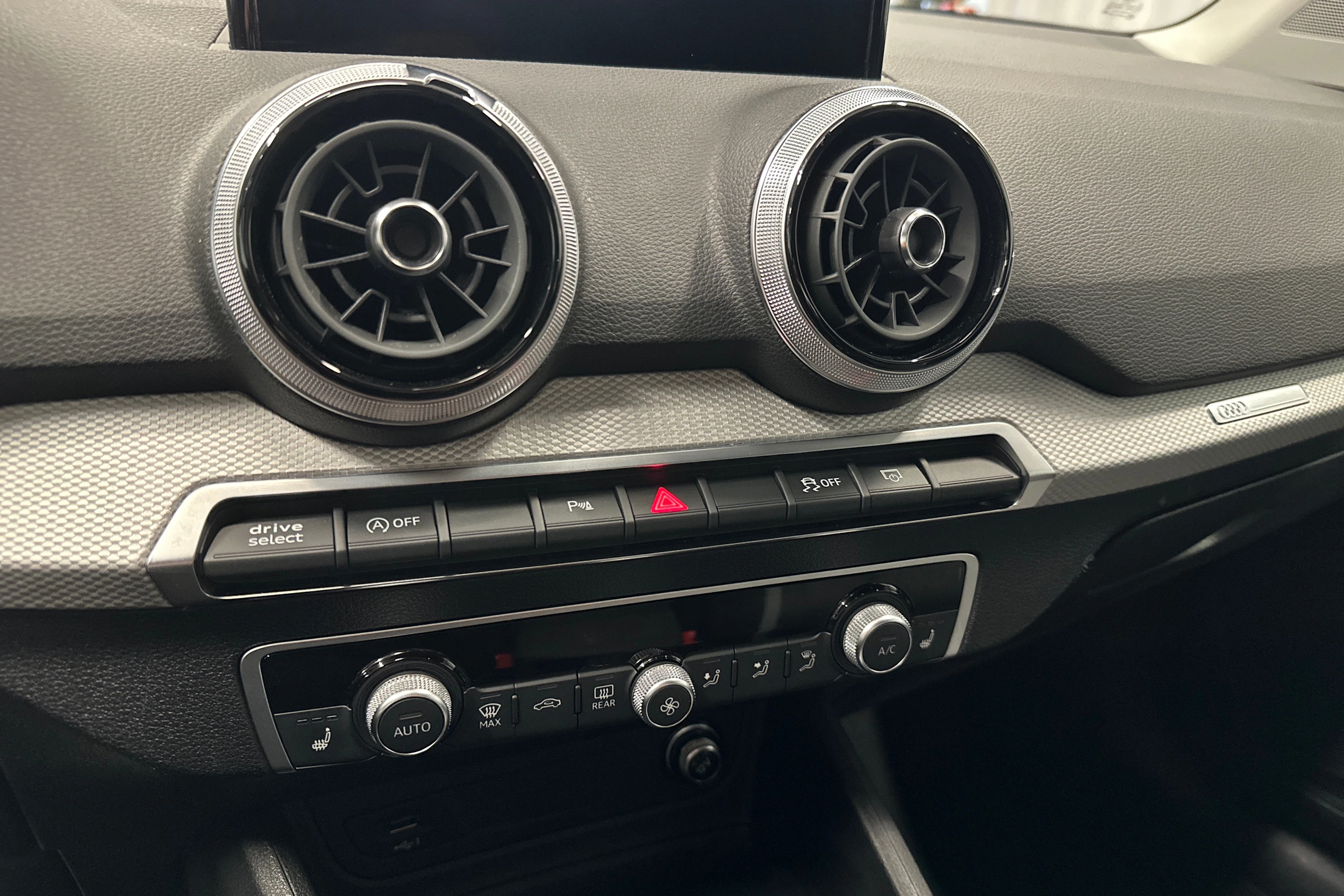 musta Audi Q2 2022 kuva 19.