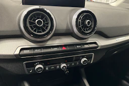 musta Audi Q2 2022 kuva 19.