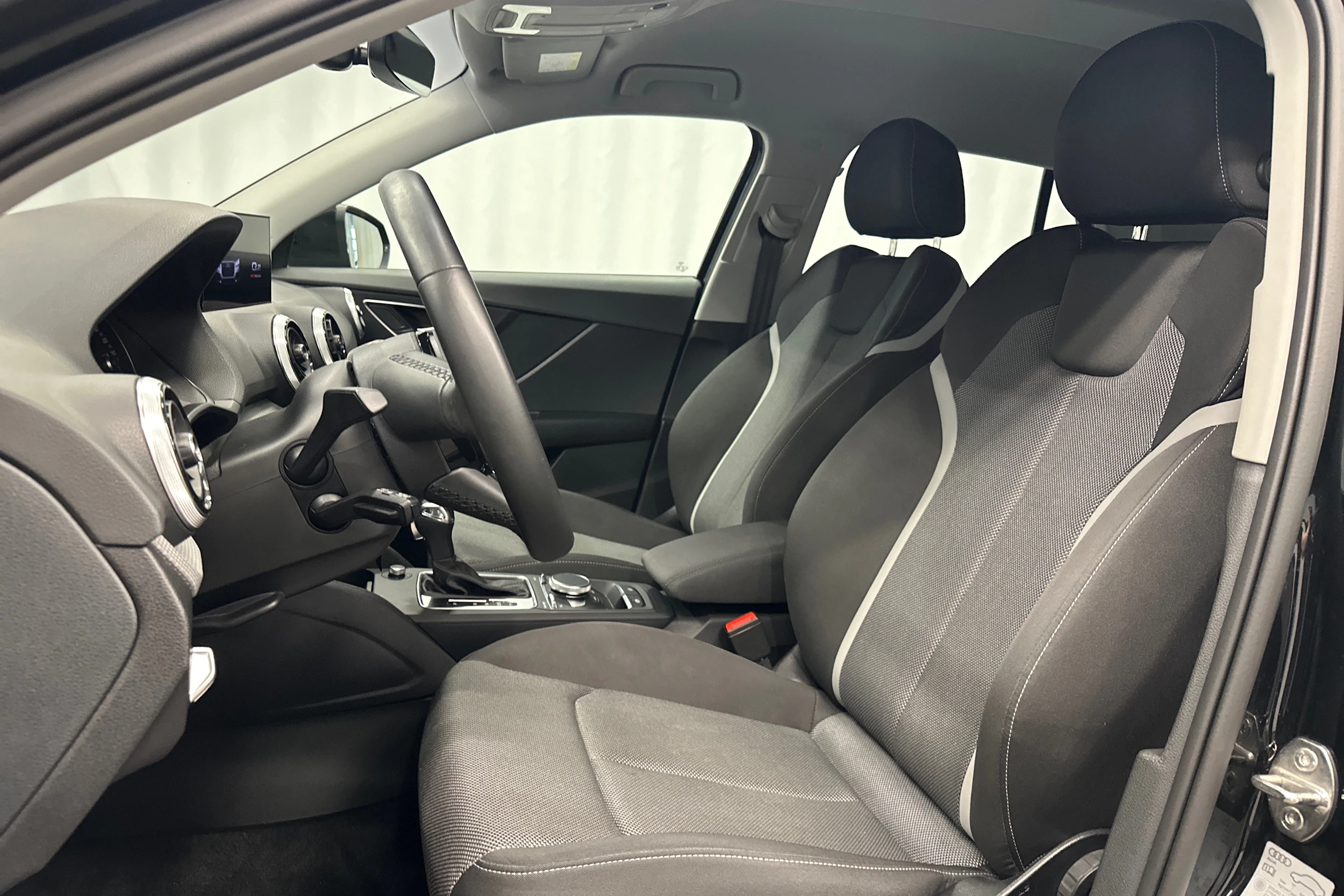 musta Audi Q2 2022 kuva 22.
