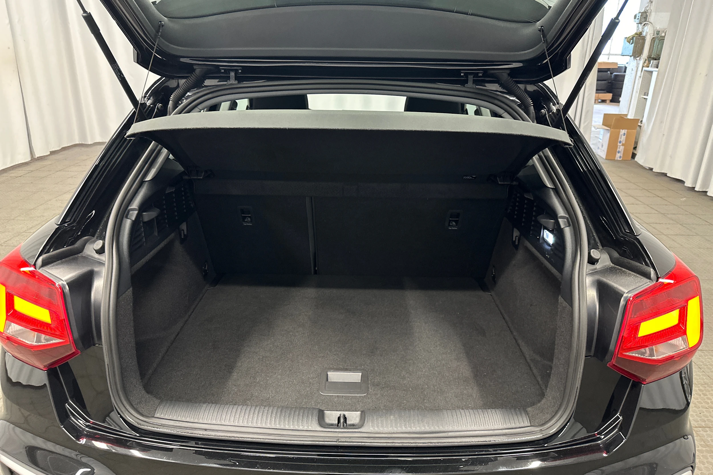 musta Audi Q2 2022 kuva 23.