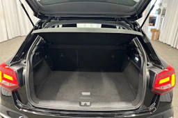 musta Audi Q2 2022 kuva 23.