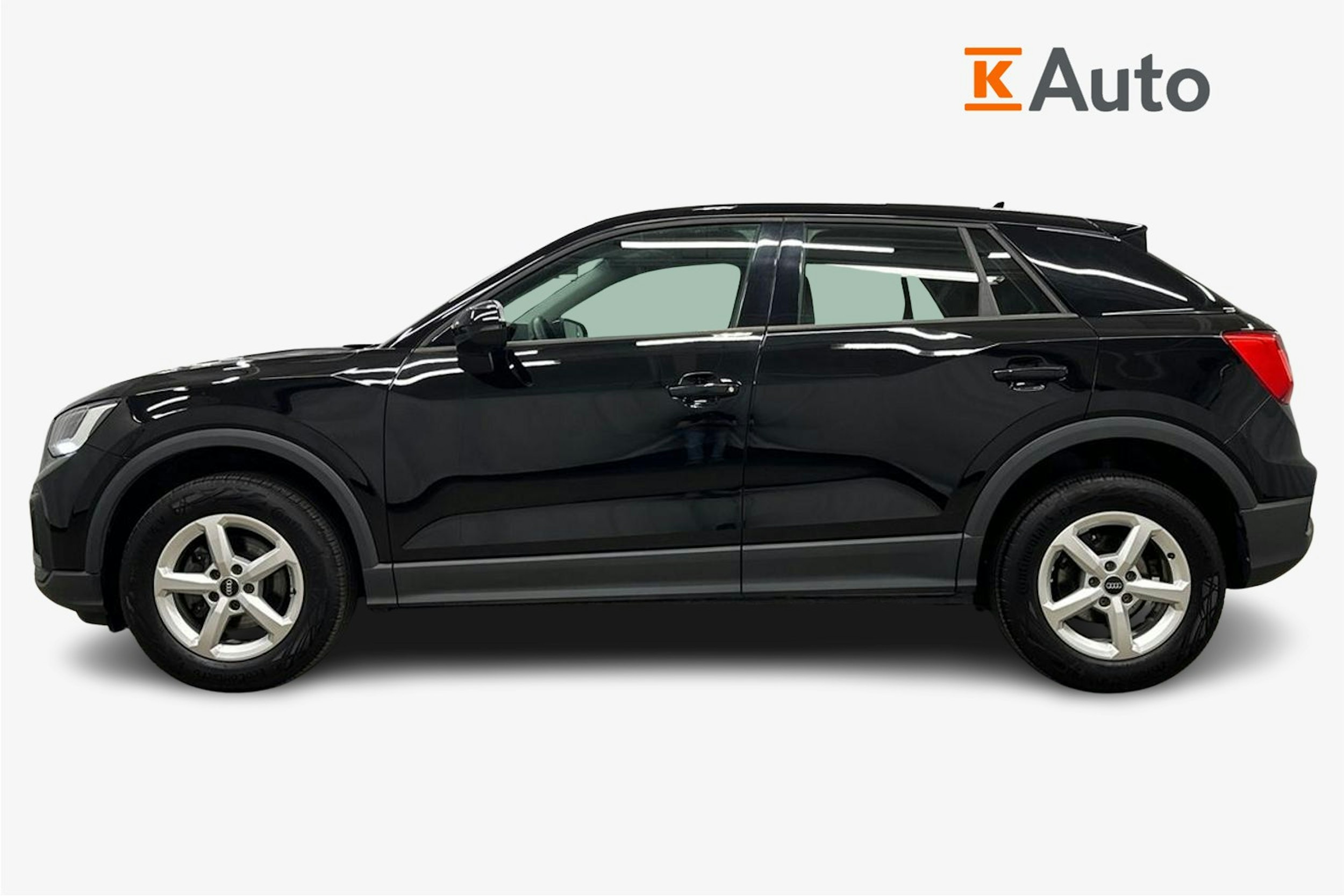 musta Audi Q2 2022 kuva 6.