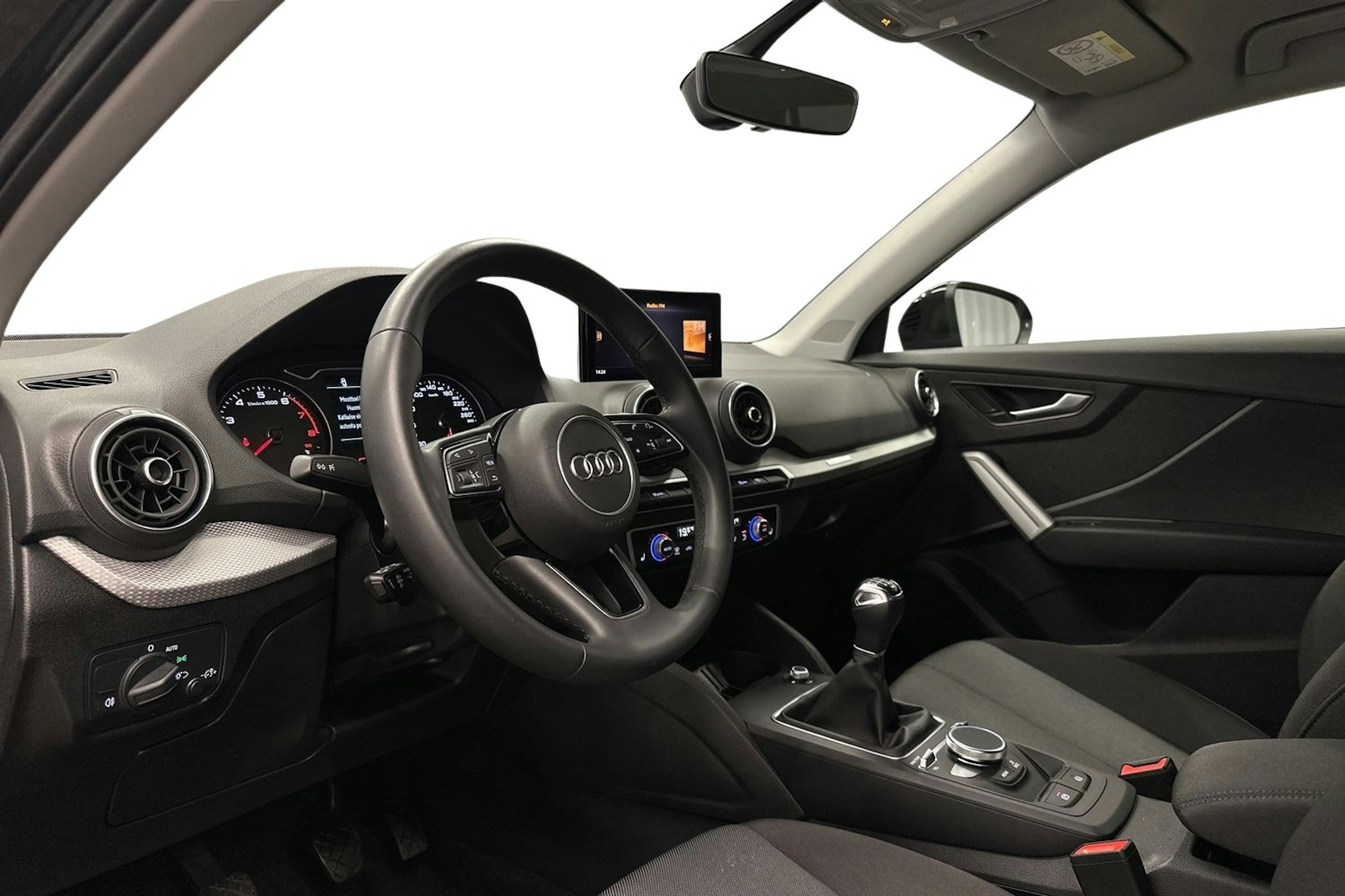 musta Audi Q2 2022 kuva 7.