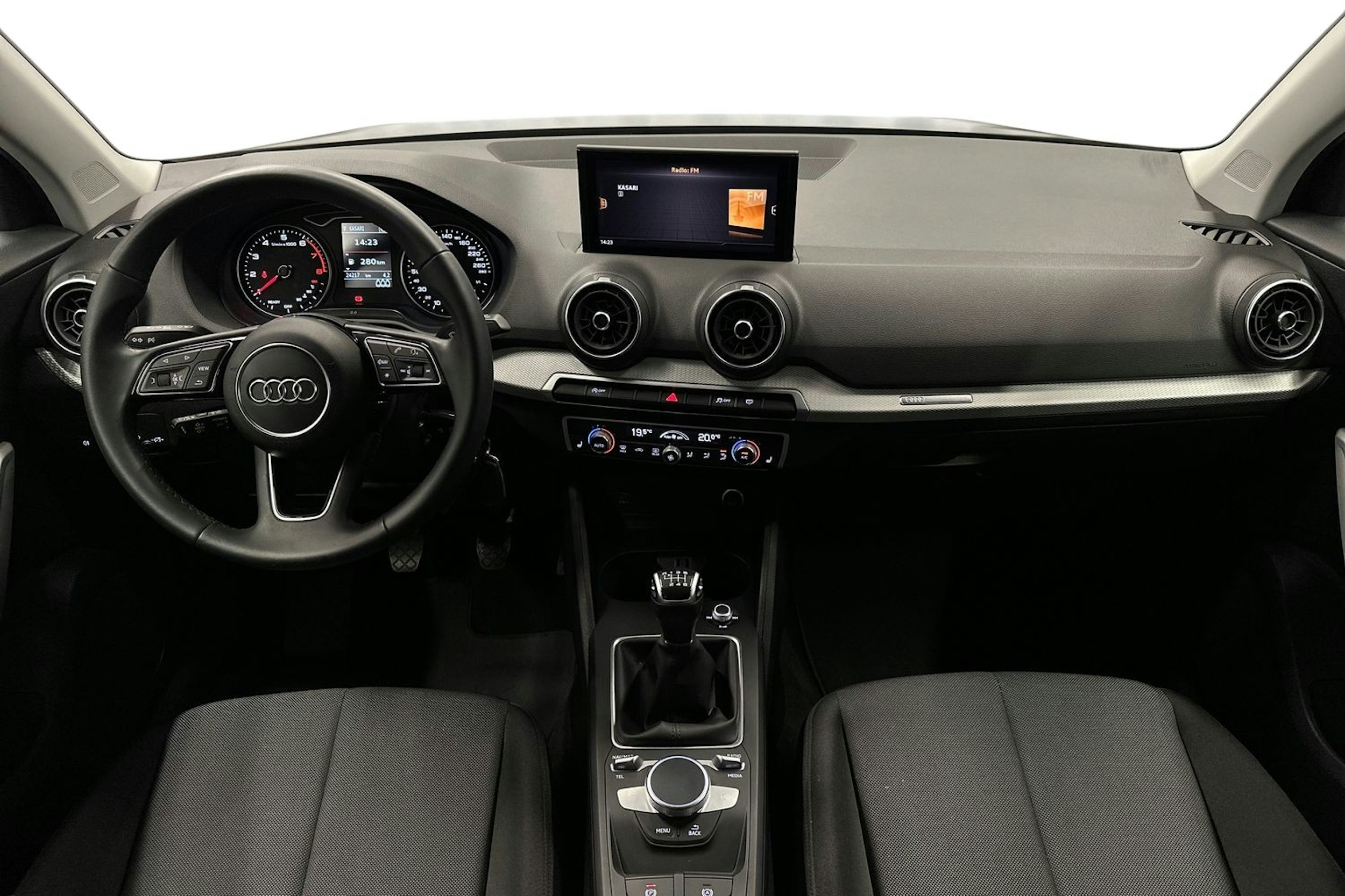 musta Audi Q2 2022 kuva 9.