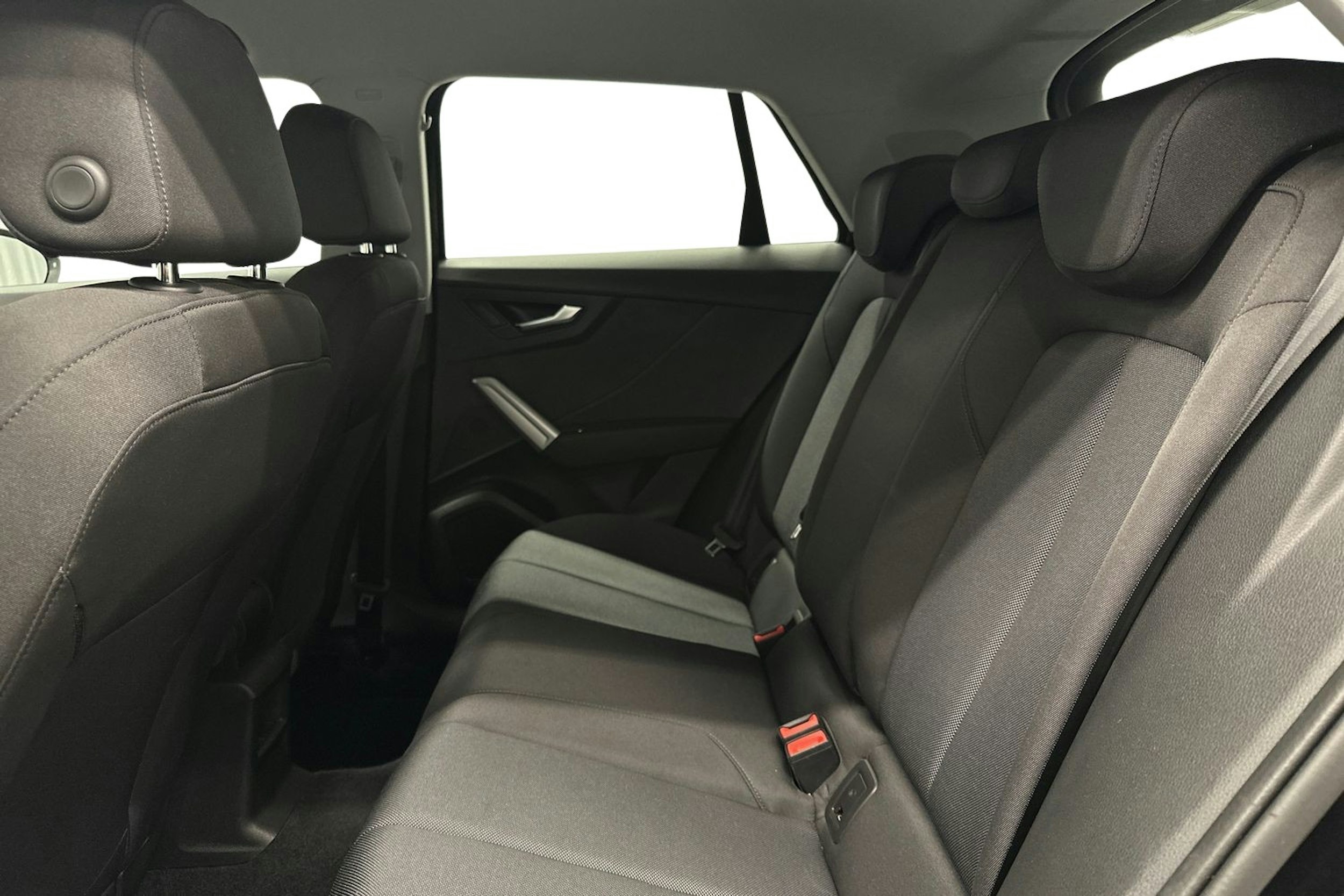 musta Audi Q2 2022 kuva 10.
