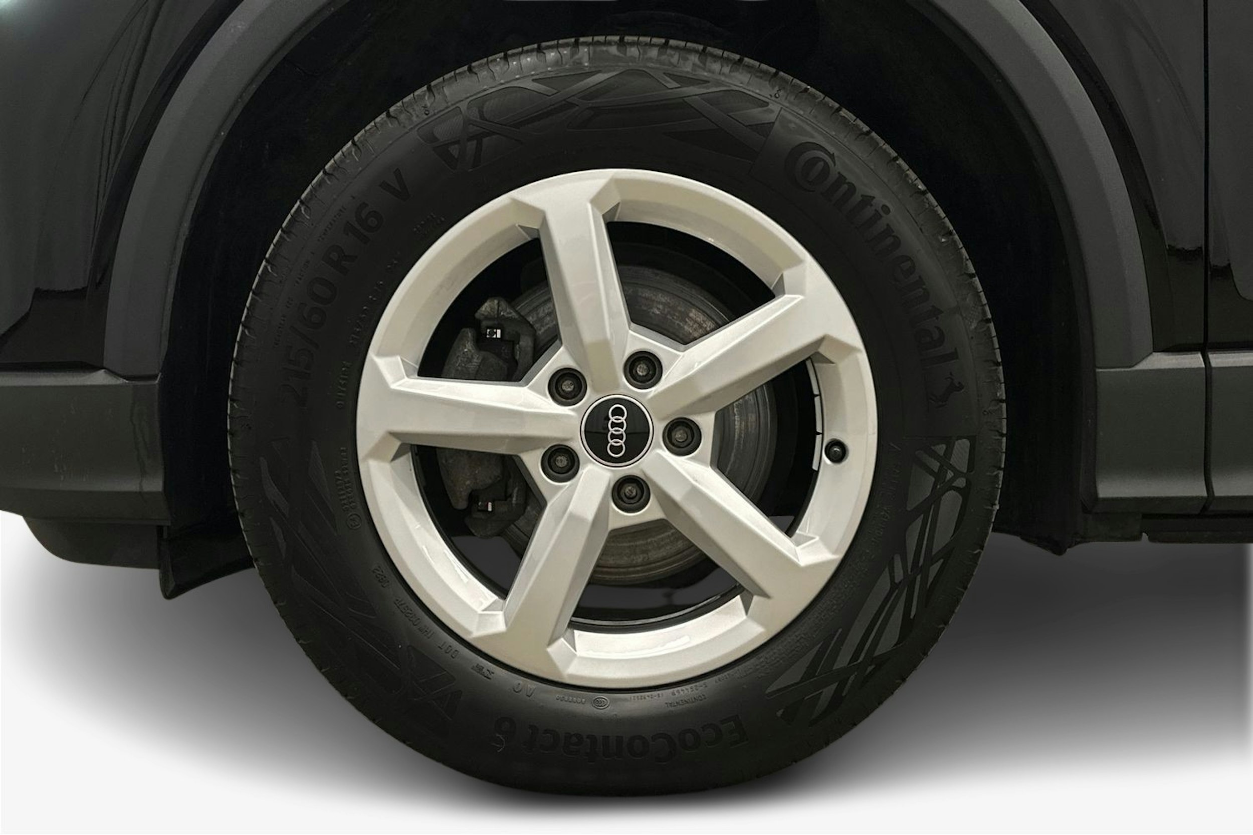 musta Audi Q2 2022 kuva 11.