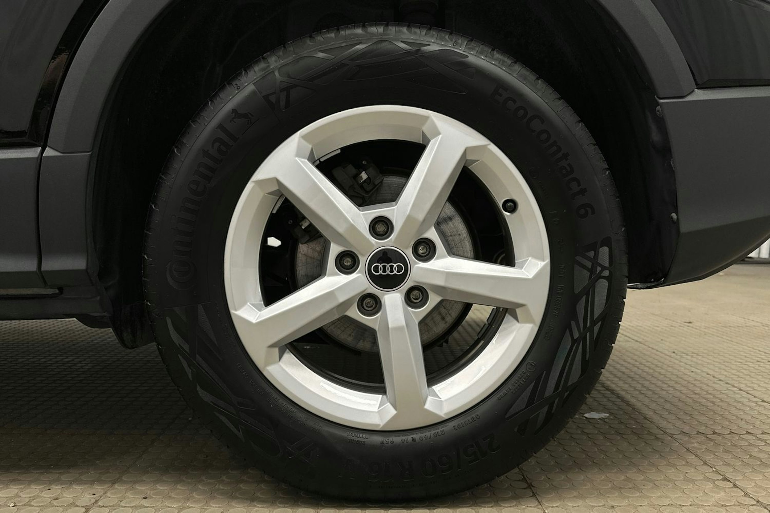 musta Audi Q2 2022 kuva 13.