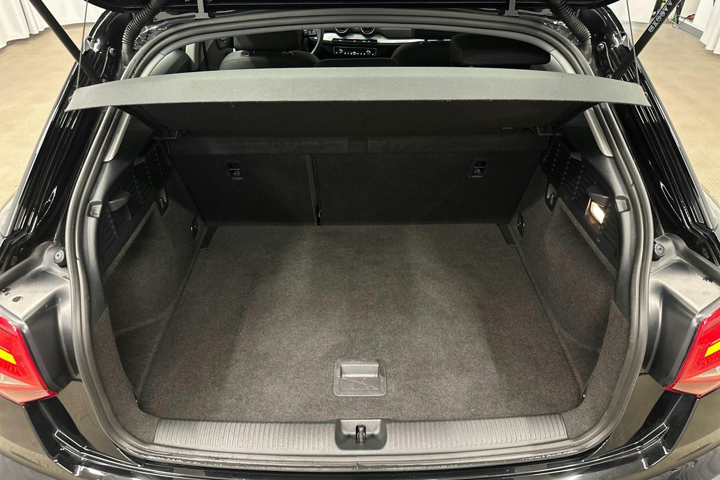 musta Audi Q2 2022 kuva 14.