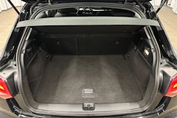 musta Audi Q2 2022 kuva 14.