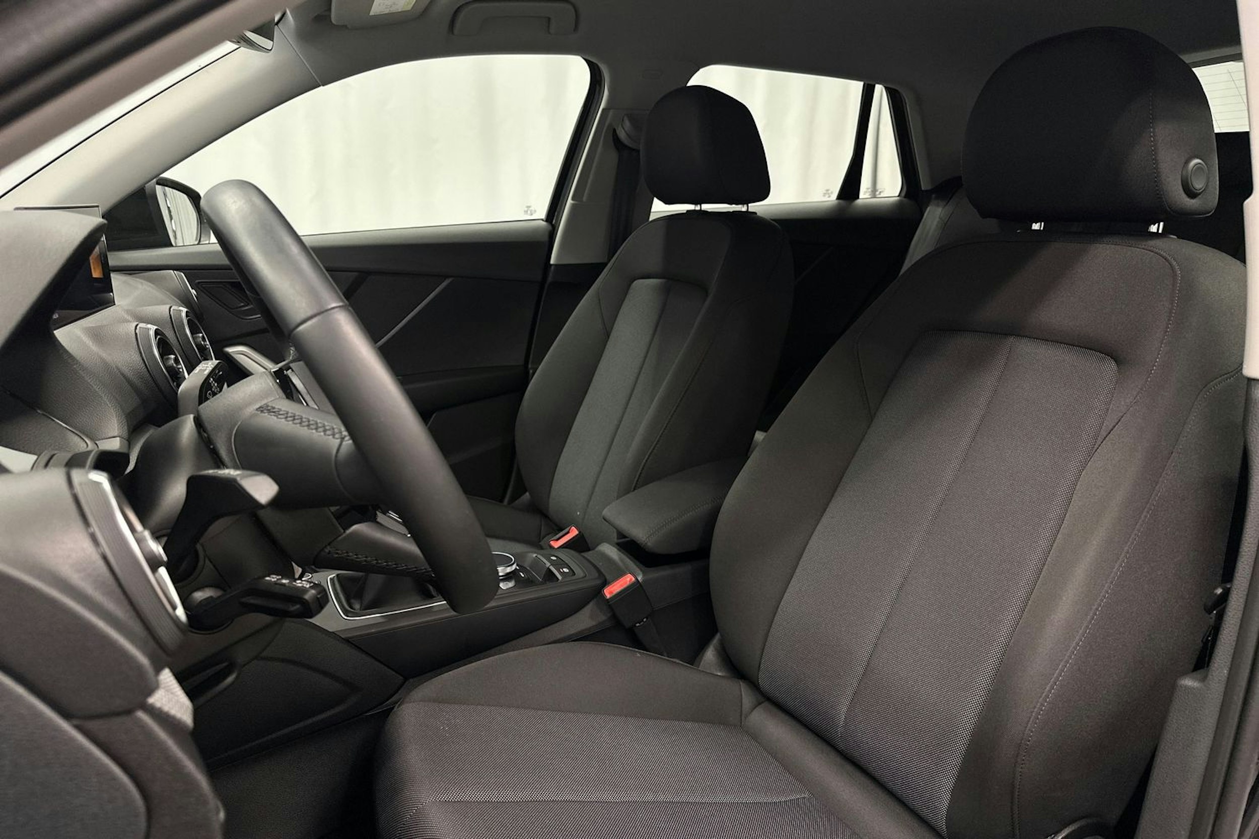 musta Audi Q2 2022 kuva 15.