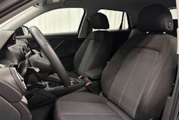 musta Audi Q2 2022 kuva 15.