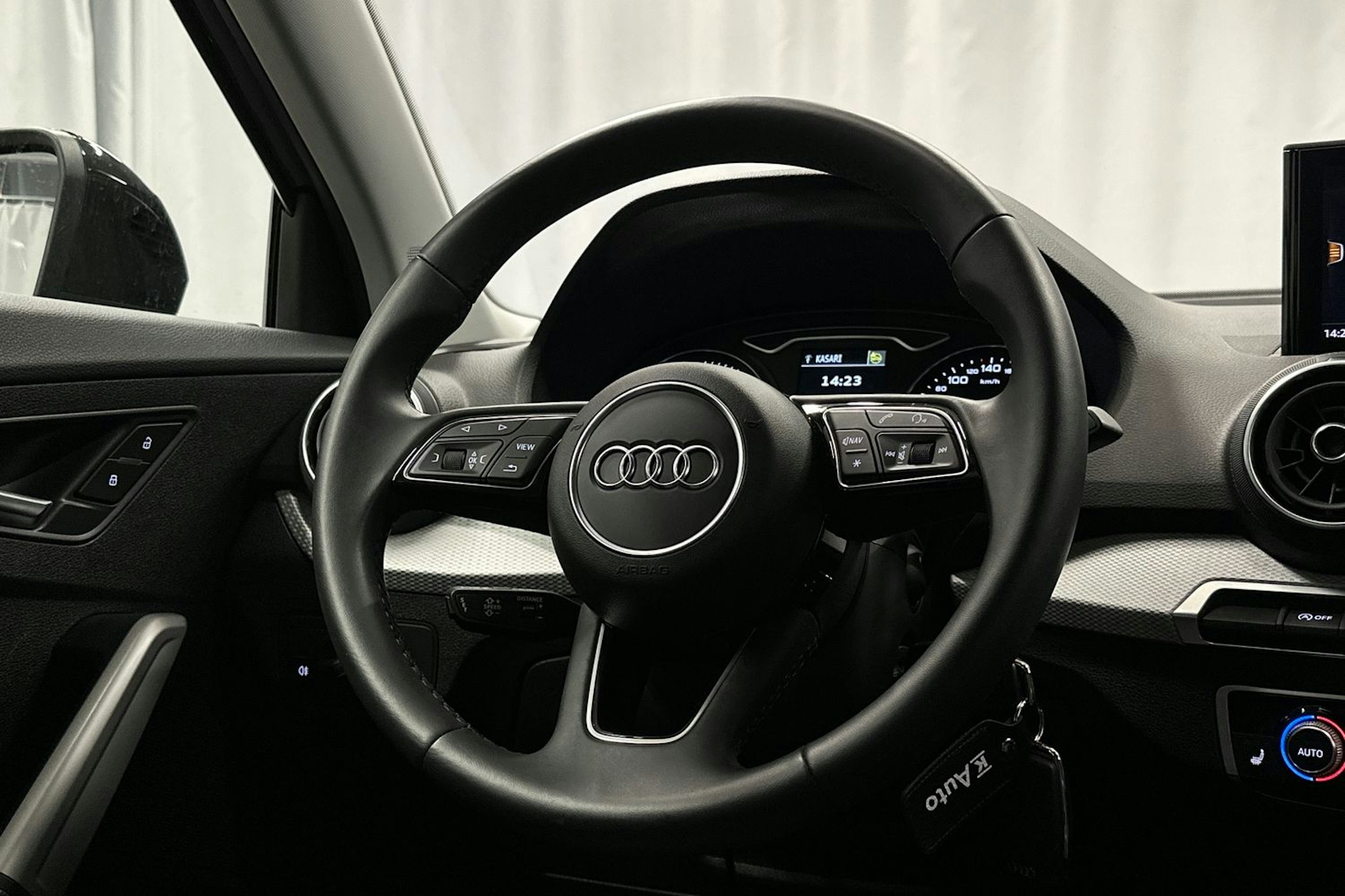 musta Audi Q2 2022 kuva 16.