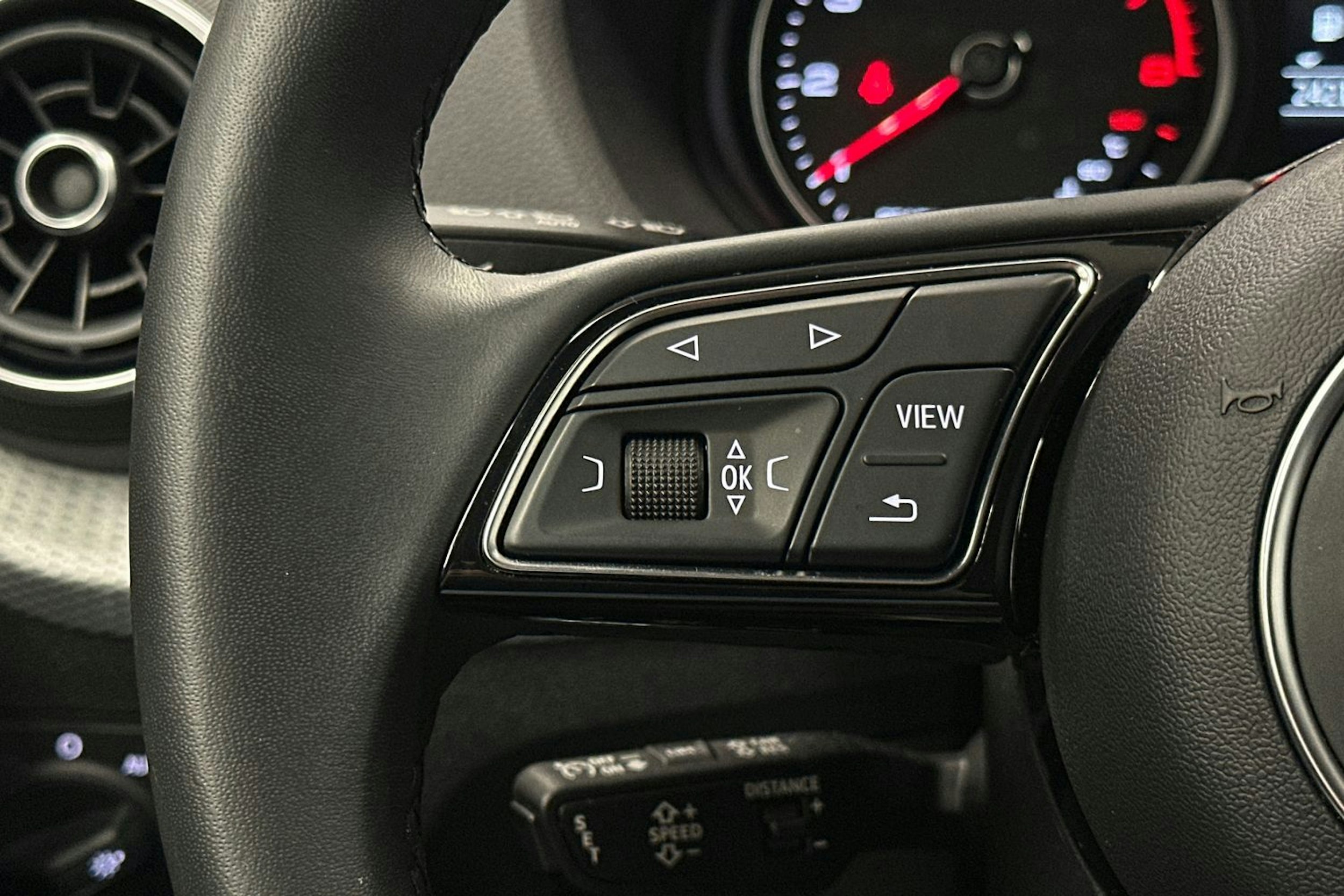musta Audi Q2 2022 kuva 17.