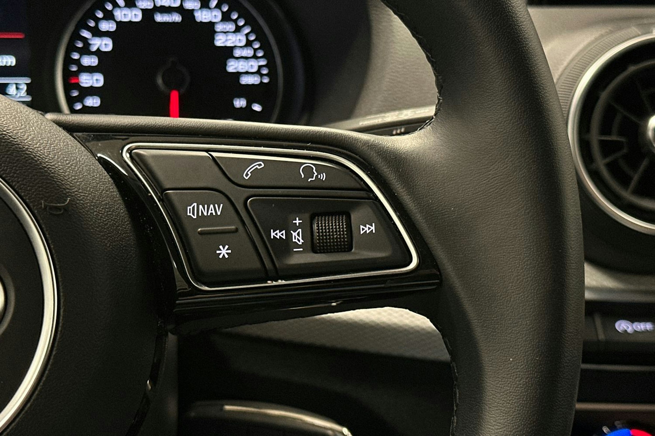 musta Audi Q2 2022 kuva 18.