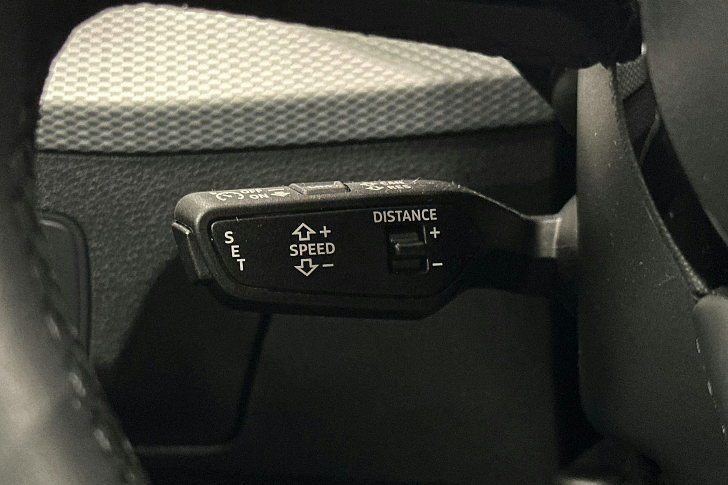 musta Audi Q2 2022 kuva 19.