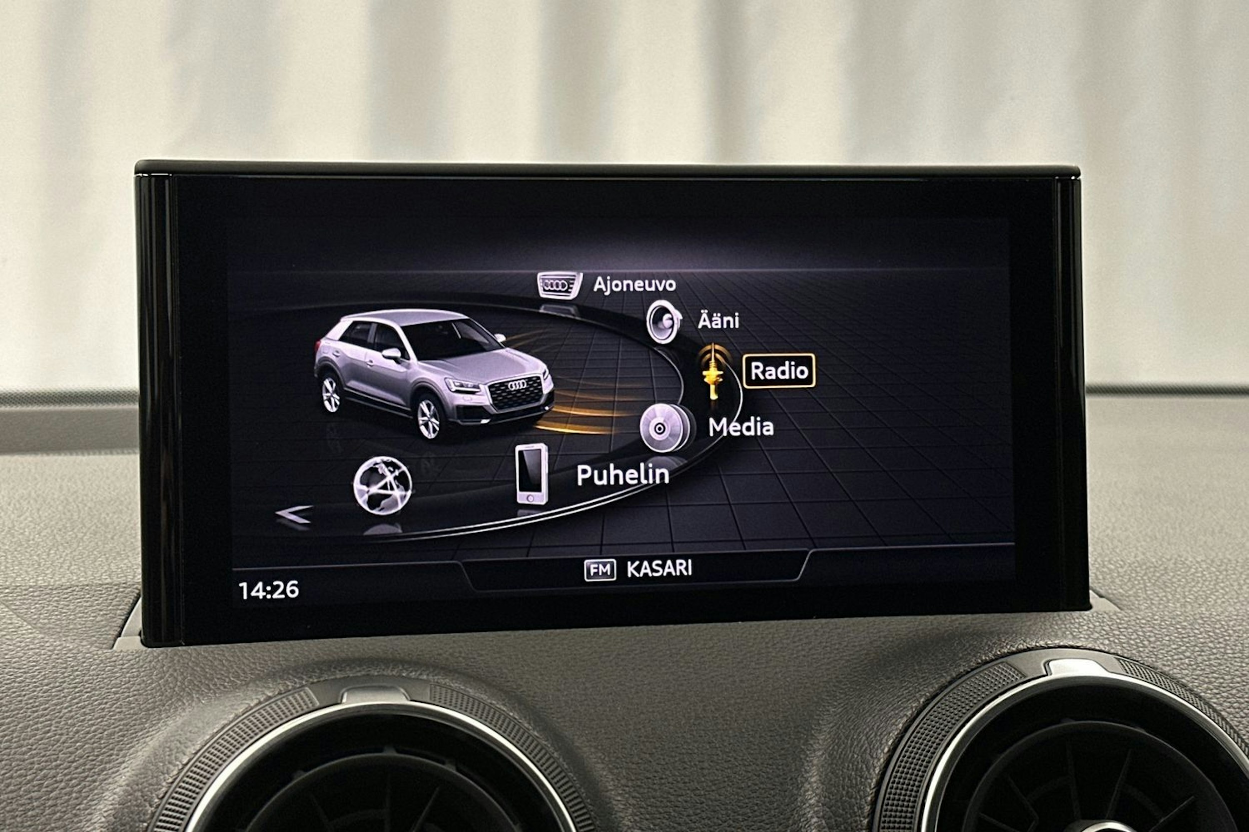 musta Audi Q2 2022 kuva 21.