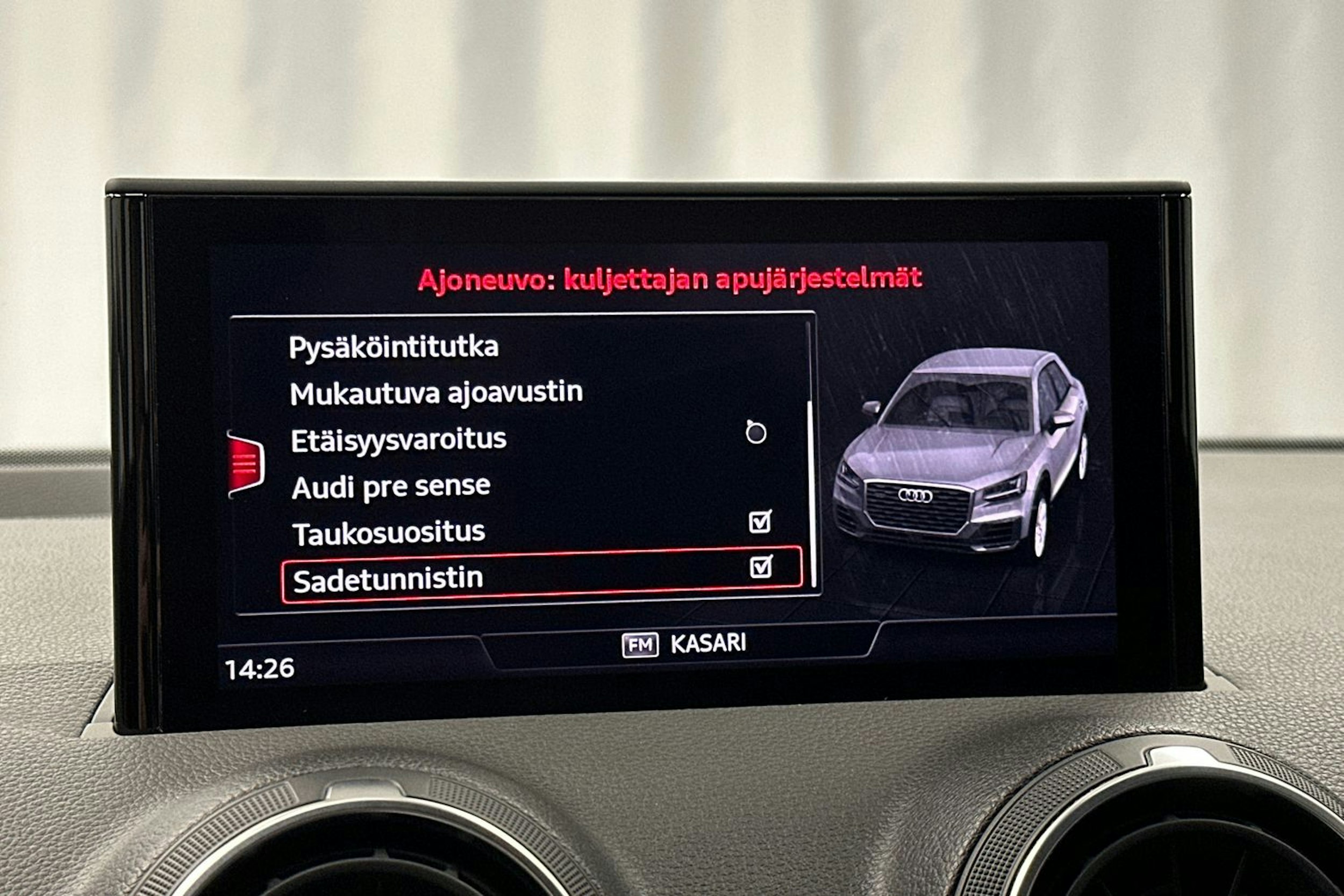 musta Audi Q2 2022 kuva 23.