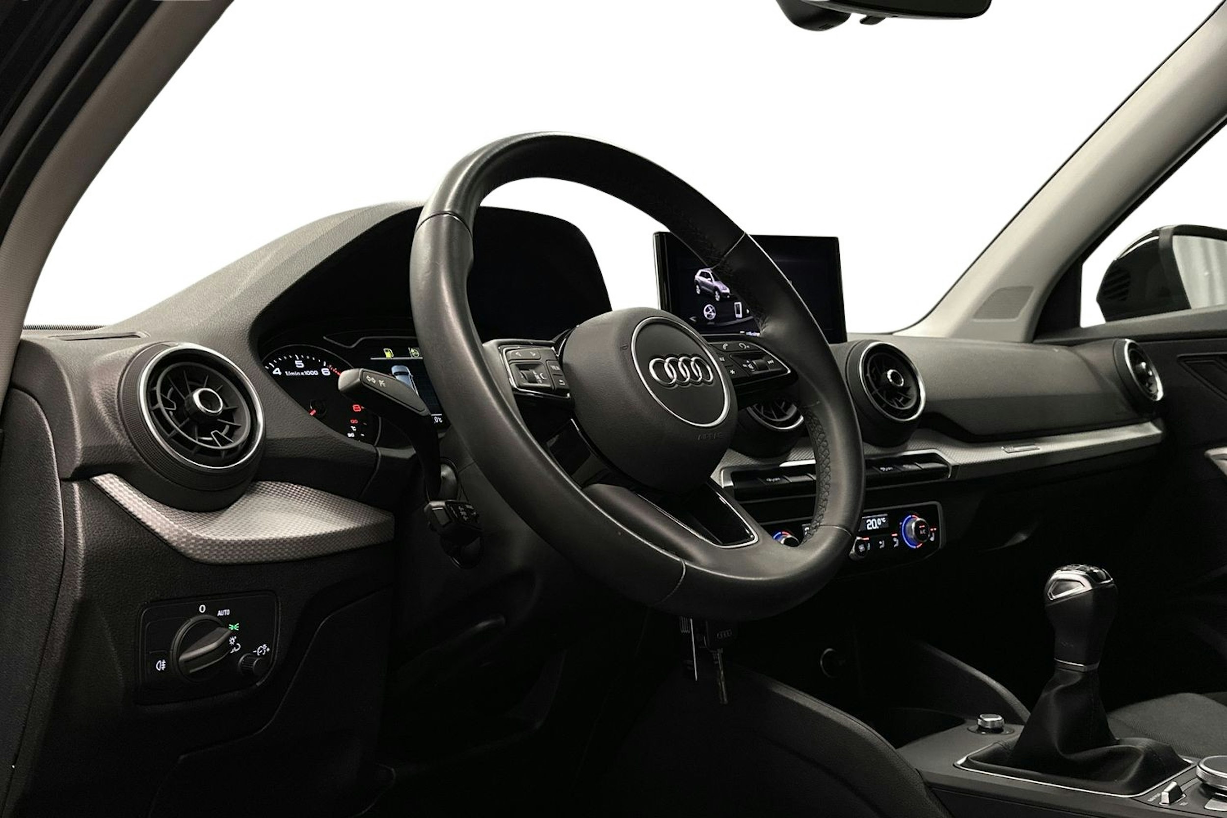 musta Audi Q2 2022 kuva 7.