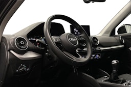 musta Audi Q2 2022 kuva 7.