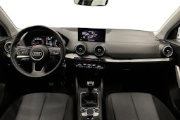musta Audi Q2 2022 kuva 8.