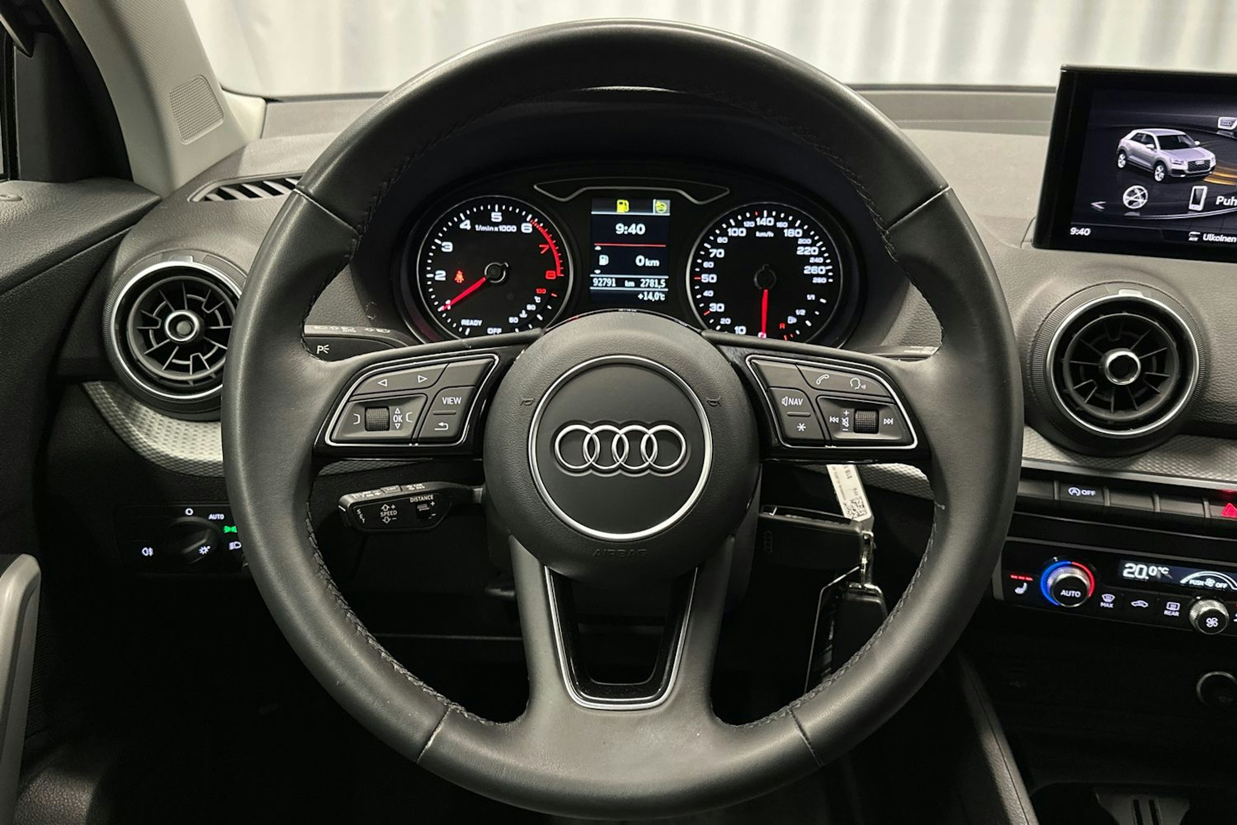 musta Audi Q2 2022 kuva 9.