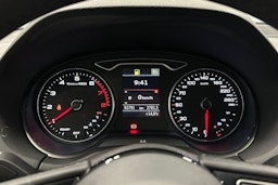 musta Audi Q2 2022 kuva 11.
