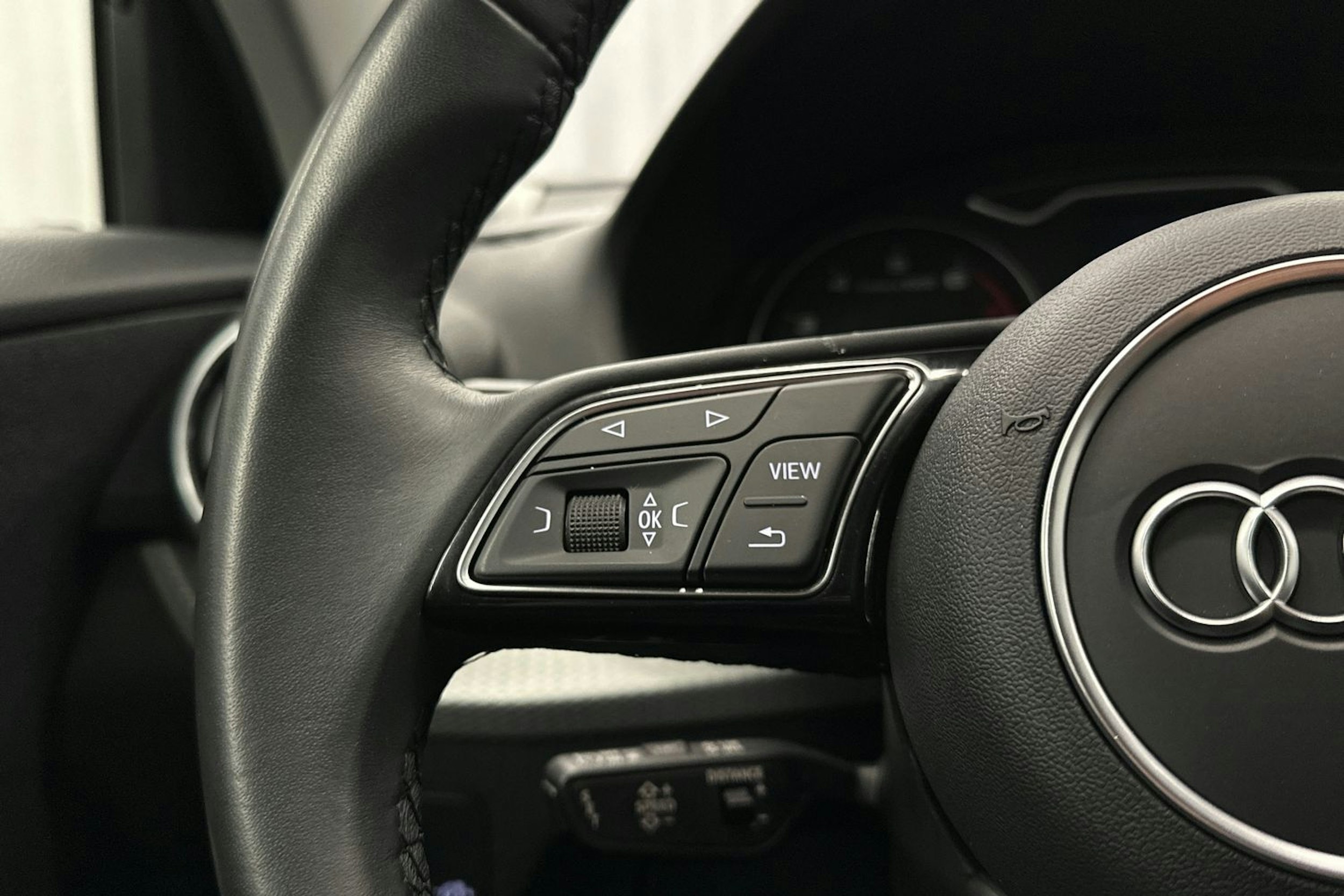musta Audi Q2 2022 kuva 12.