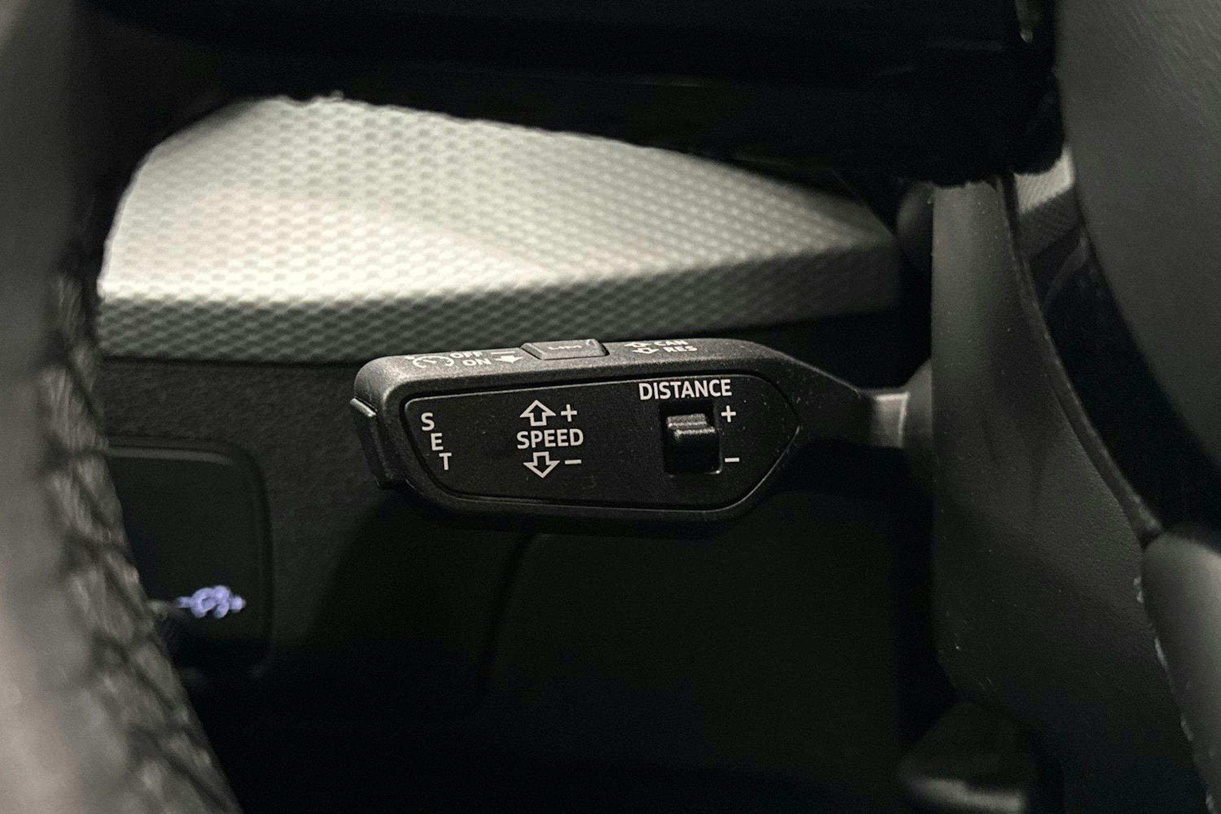 musta Audi Q2 2022 kuva 14.
