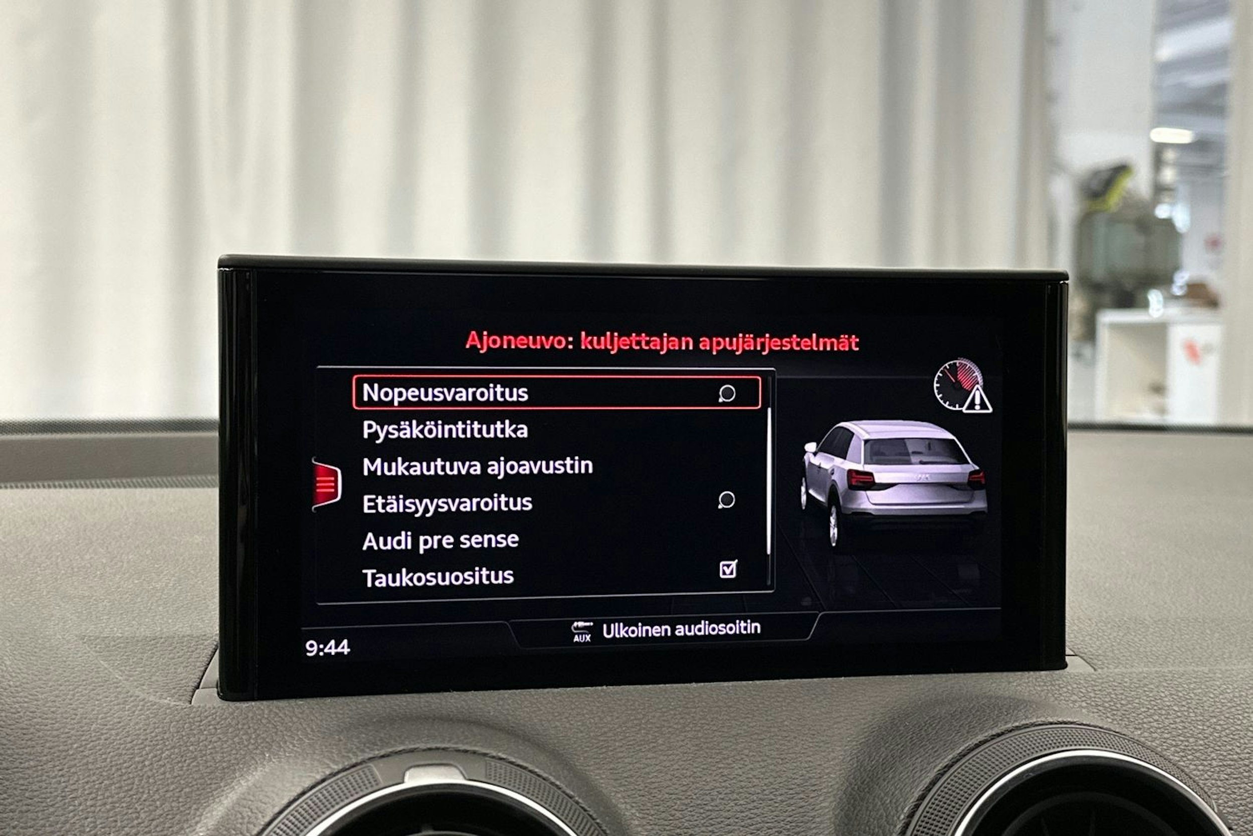 musta Audi Q2 2022 kuva 15.