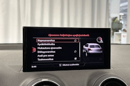 musta Audi Q2 2022 kuva 15.