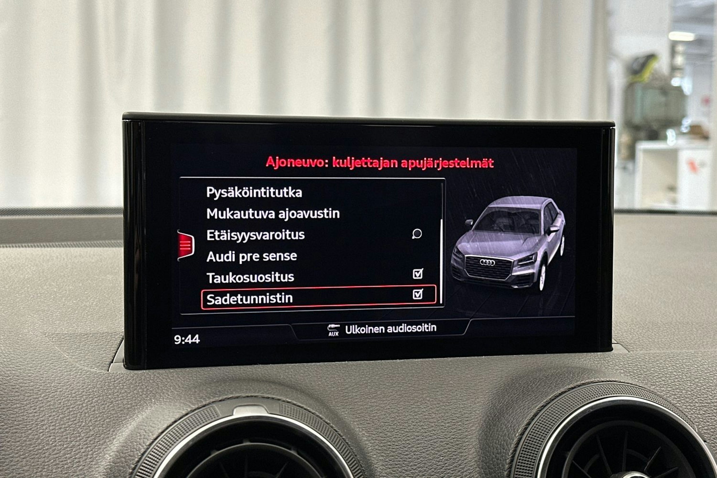 musta Audi Q2 2022 kuva 17.